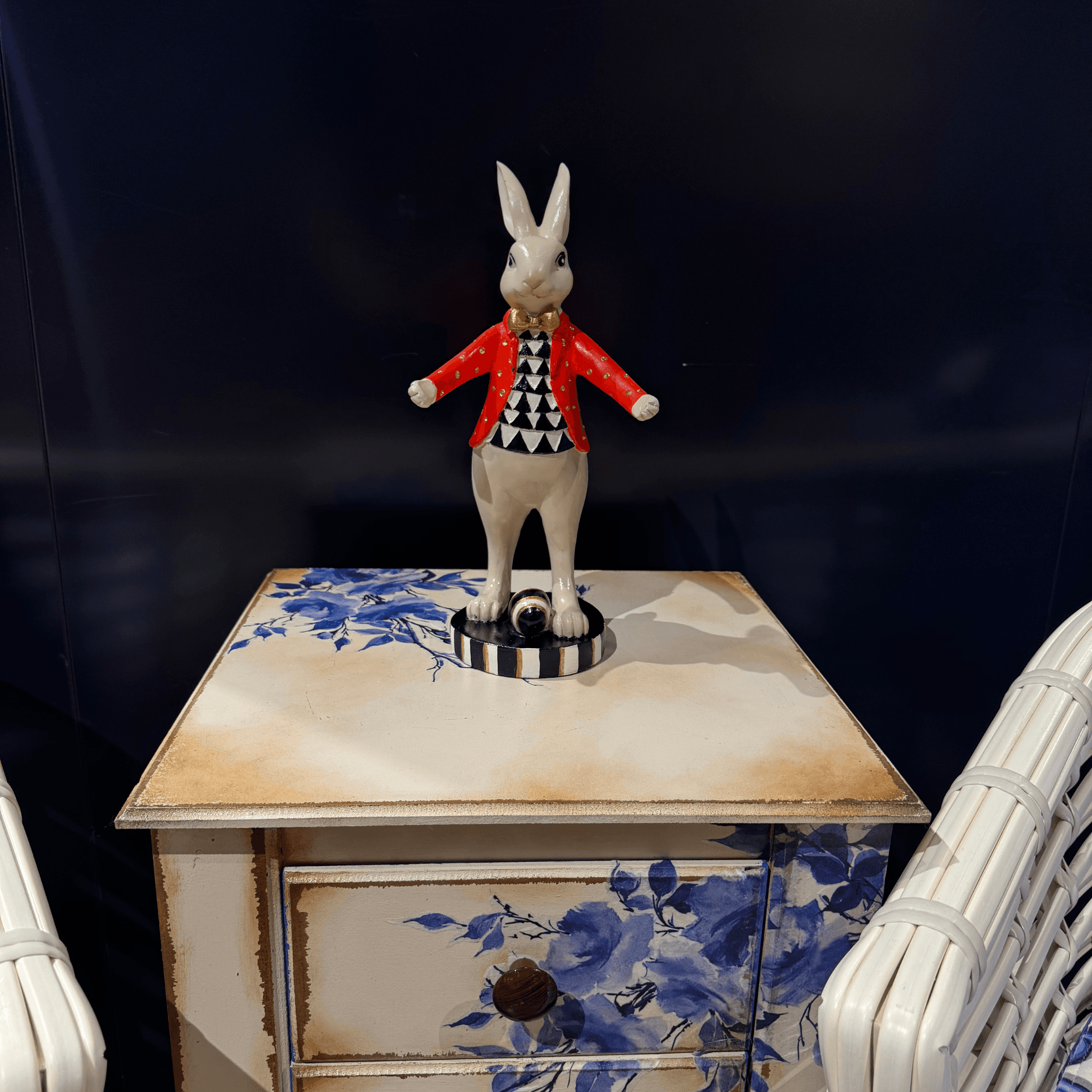 Ferozzi Dapper Red Blazer Rabbit Figurine – Handcrafted Baroque-Inspired Home & Lounge Decor