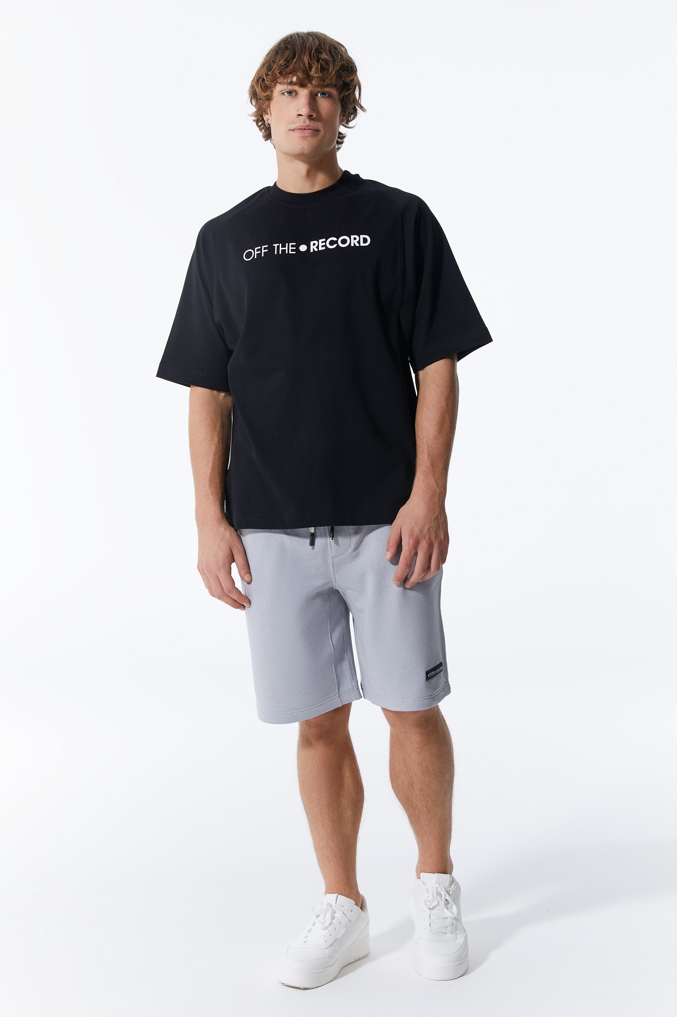 Einfarbiges Schwarzes Herren-T-Shirt mit Textdruck auf der Vorderseite
