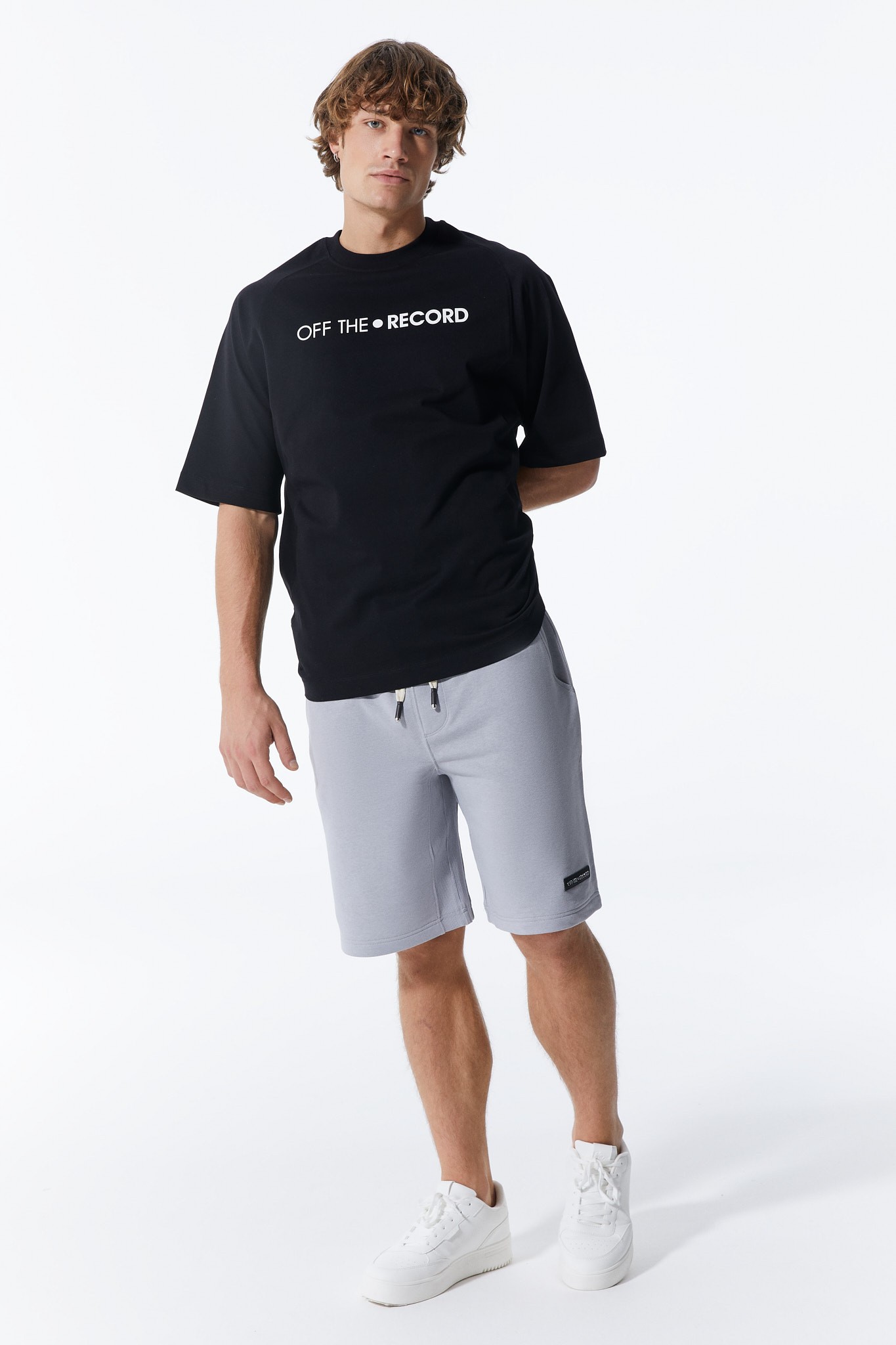 Einfarbiges Schwarzes Herren-T-Shirt mit Textdruck auf der Vorderseite