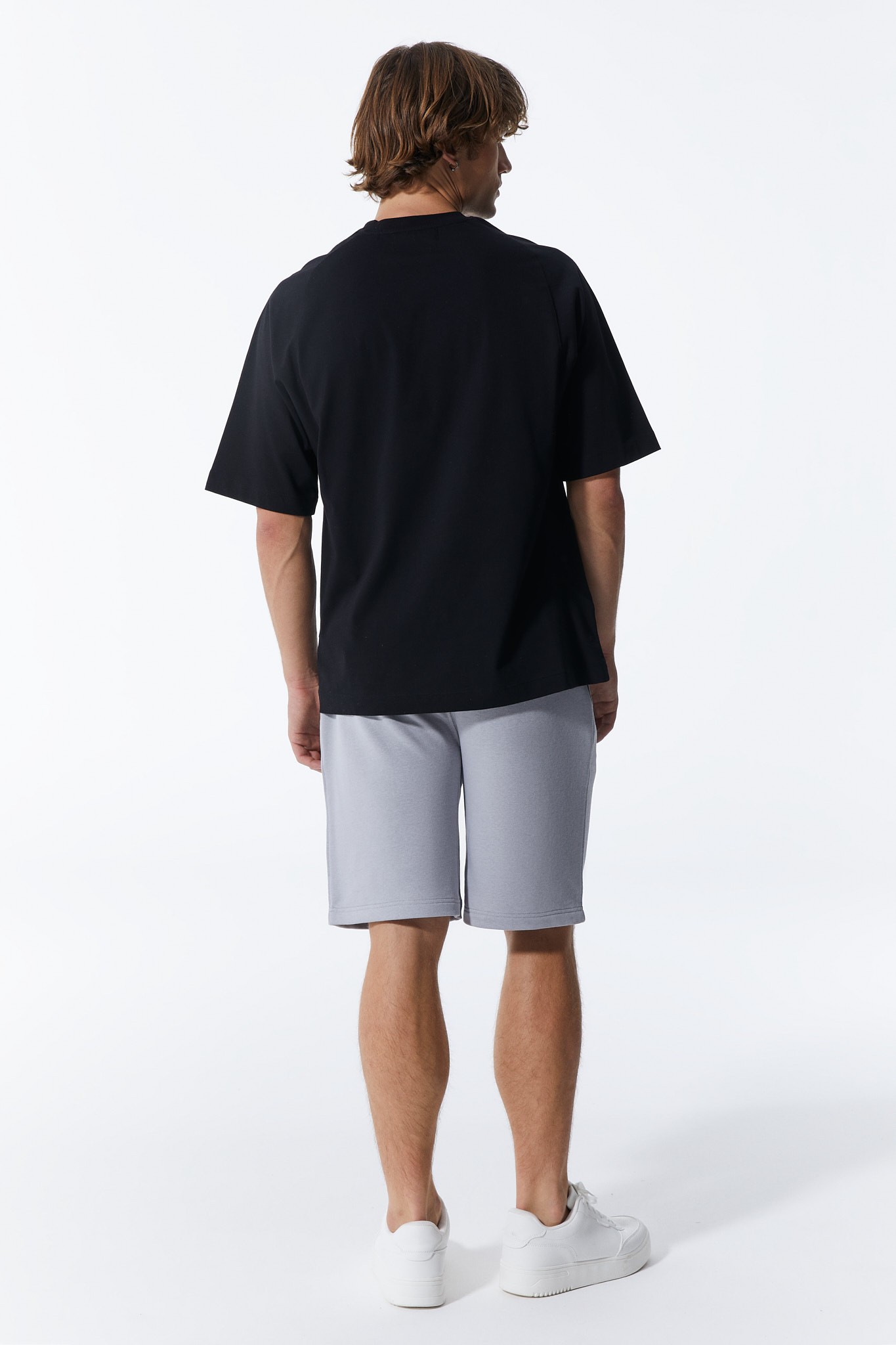 Einfarbiges Schwarzes Herren-T-Shirt mit Textdruck auf der Vorderseite