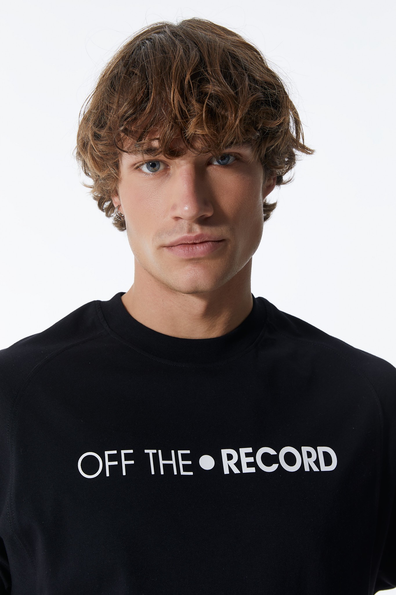 Einfarbiges Schwarzes Herren-T-Shirt mit Textdruck auf der Vorderseite