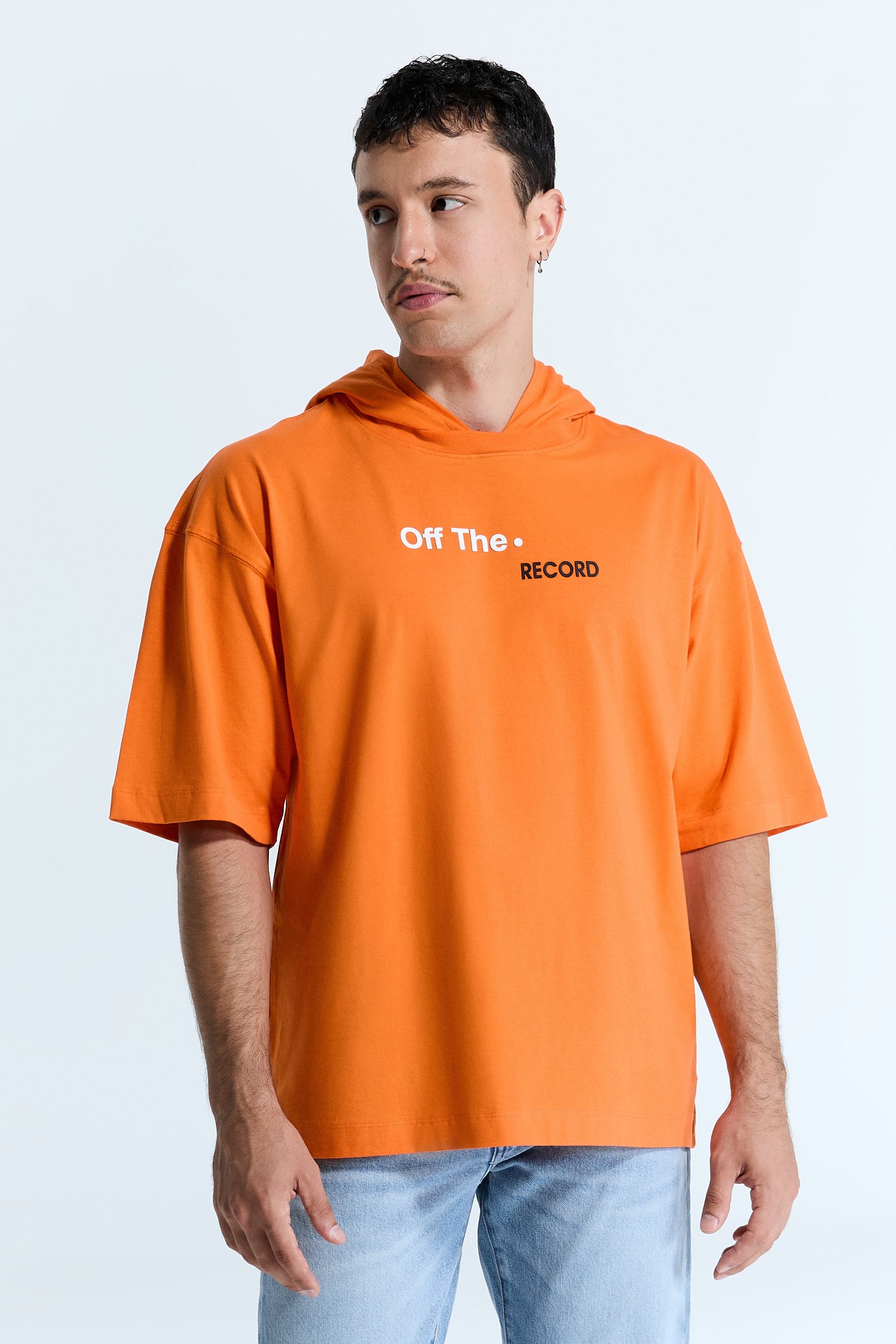 Orange T-Shirt mit Kapuze und kurzen Ärmeln für Männer