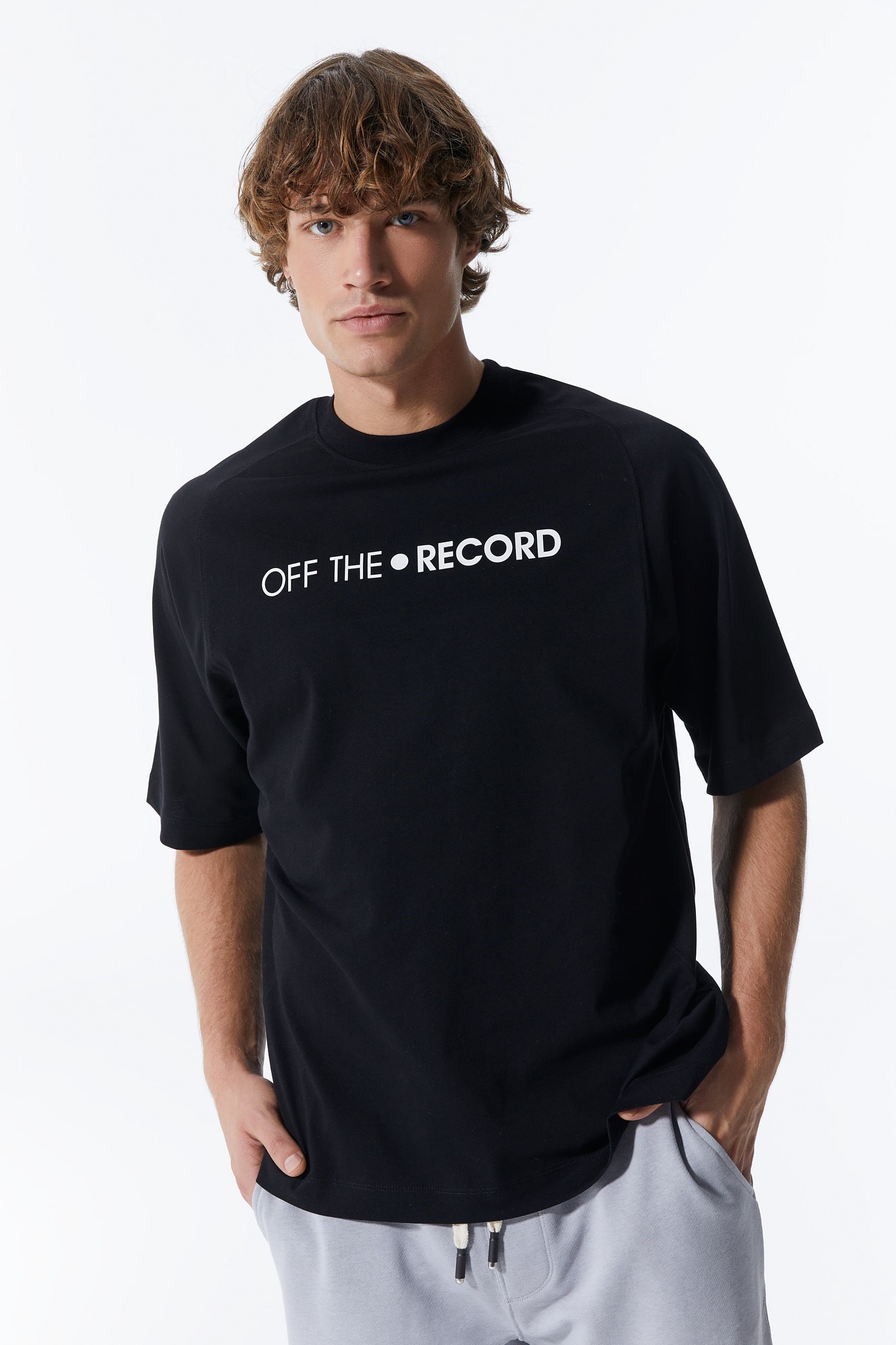 Einfarbiges Schwarzes Herren-T-Shirt mit Textdruck auf der Vorderseite