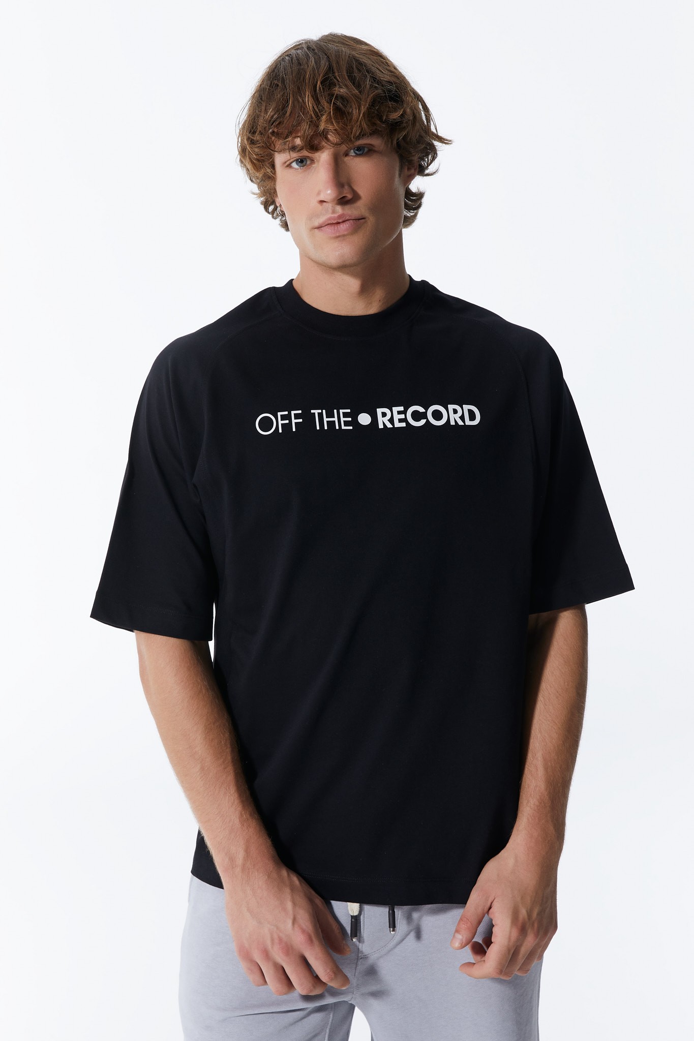 Einfarbiges Schwarzes Herren-T-Shirt mit Textdruck auf der Vorderseite