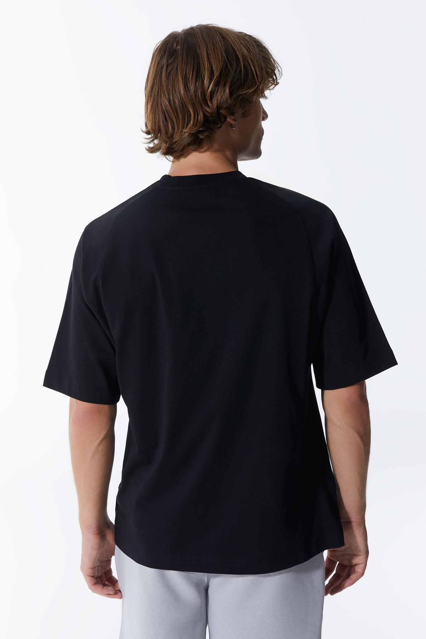 Einfarbiges Schwarzes Herren-T-Shirt mit Textdruck auf der Vorderseite
