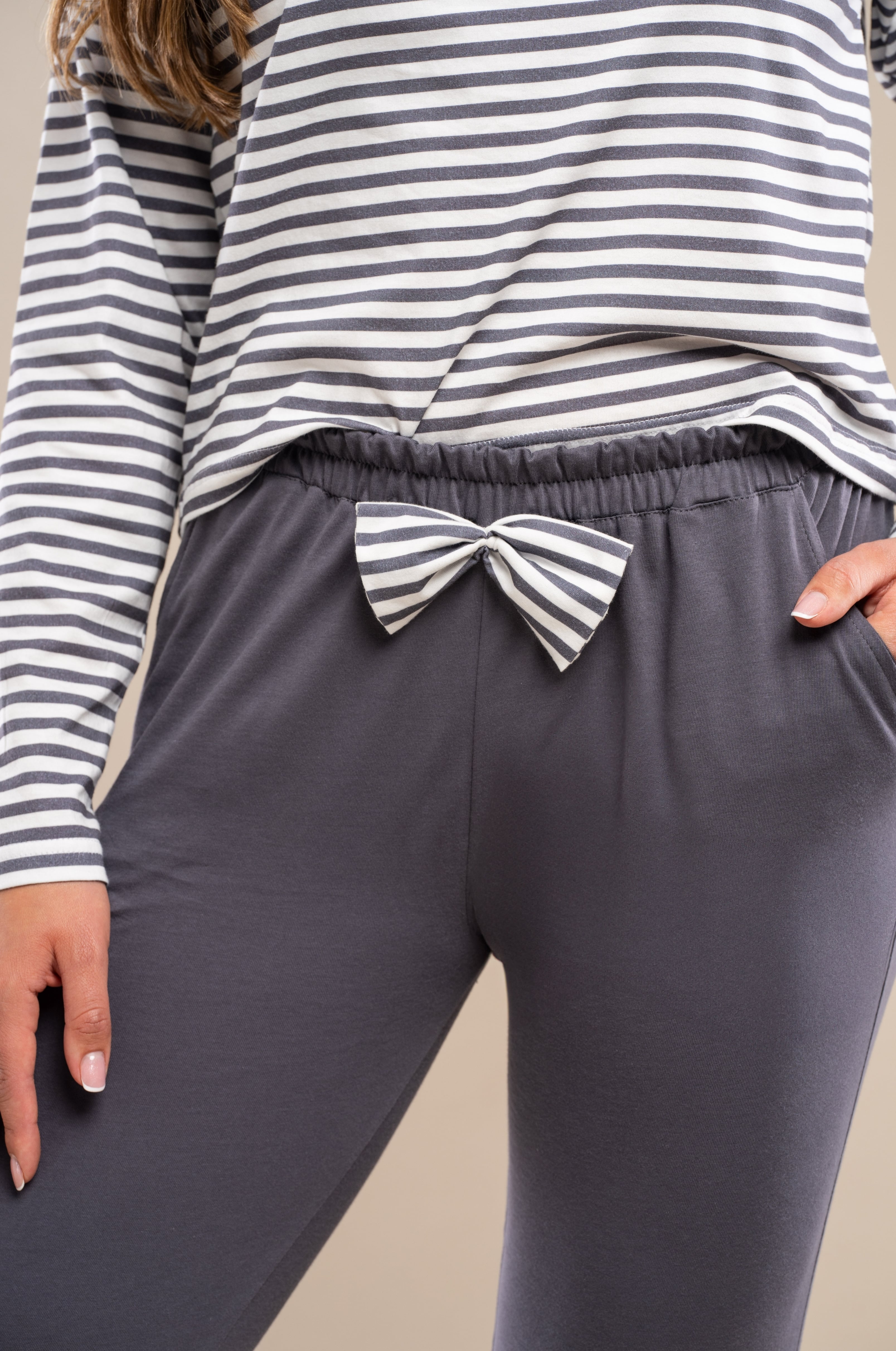 Damen Capri-Pyjama aus 100 % Baumwolle | Graues Ringelshirt & ¾-Hose mit Taschen