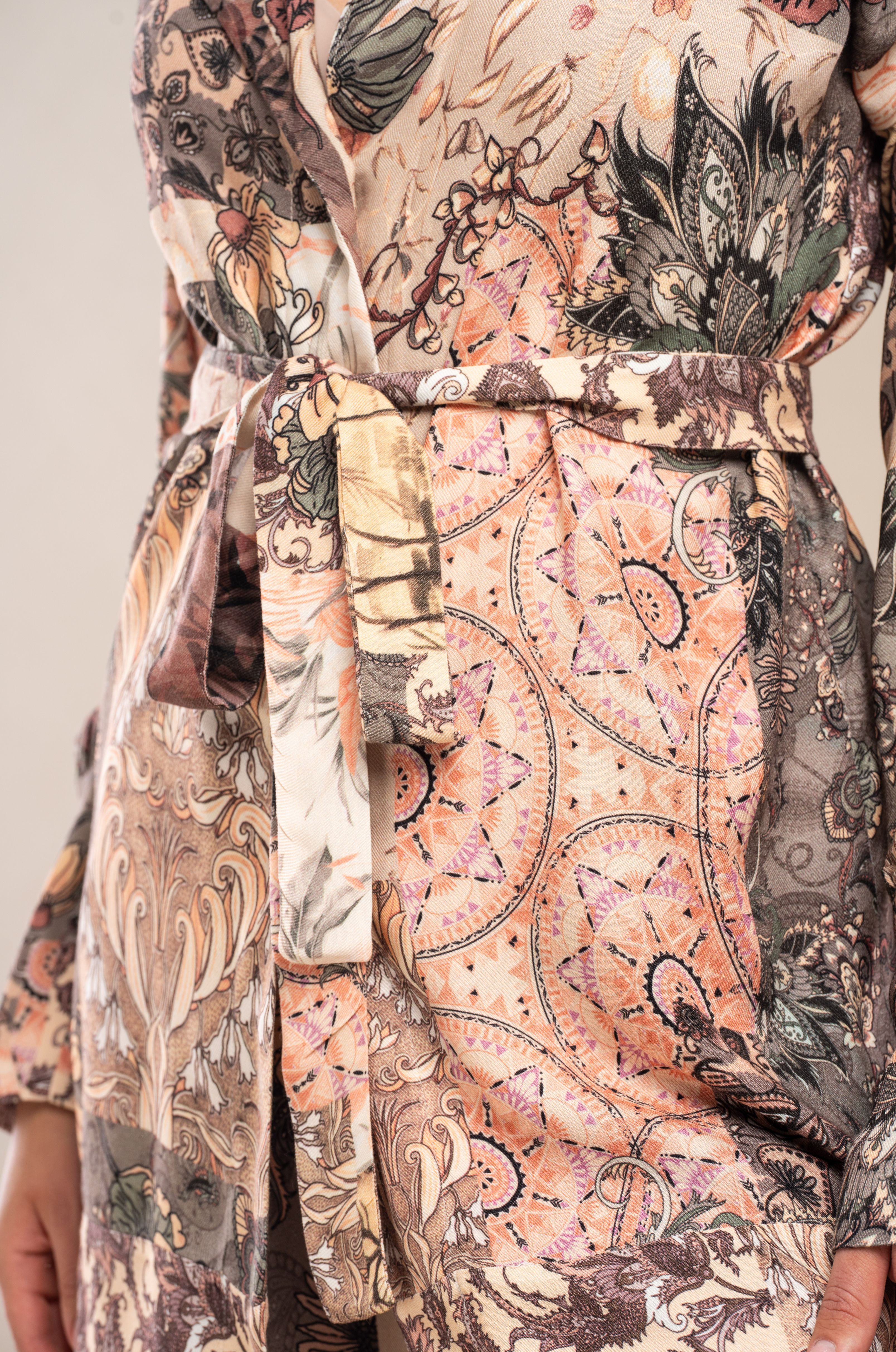 Damen Satin Viskose Bluse mit Bindegürtel & floralen Ornamenten in warmen Erdtönen
