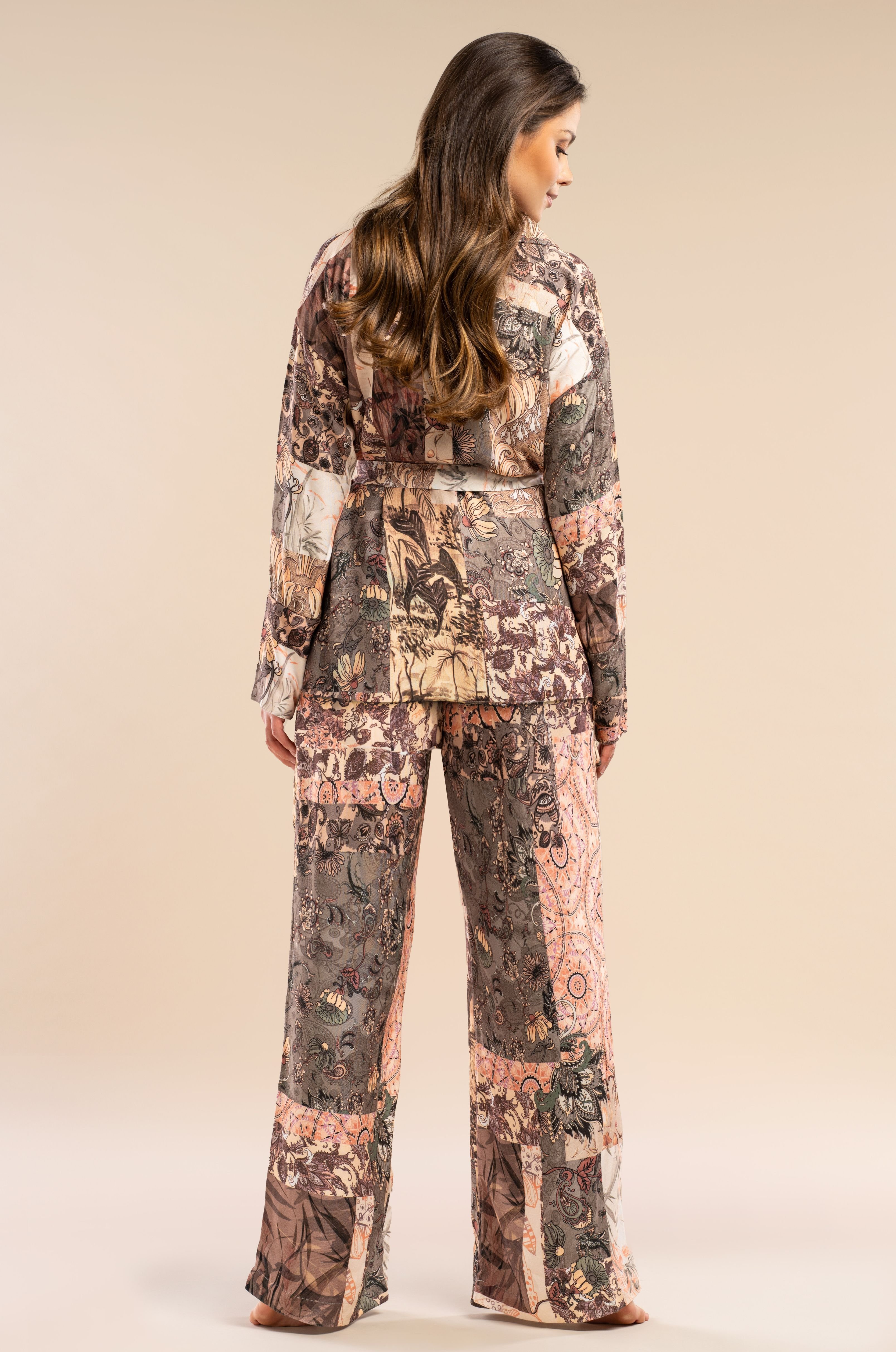 Damen Satin Viskose Bluse mit Bindegürtel & floralen Ornamenten in warmen Erdtönen