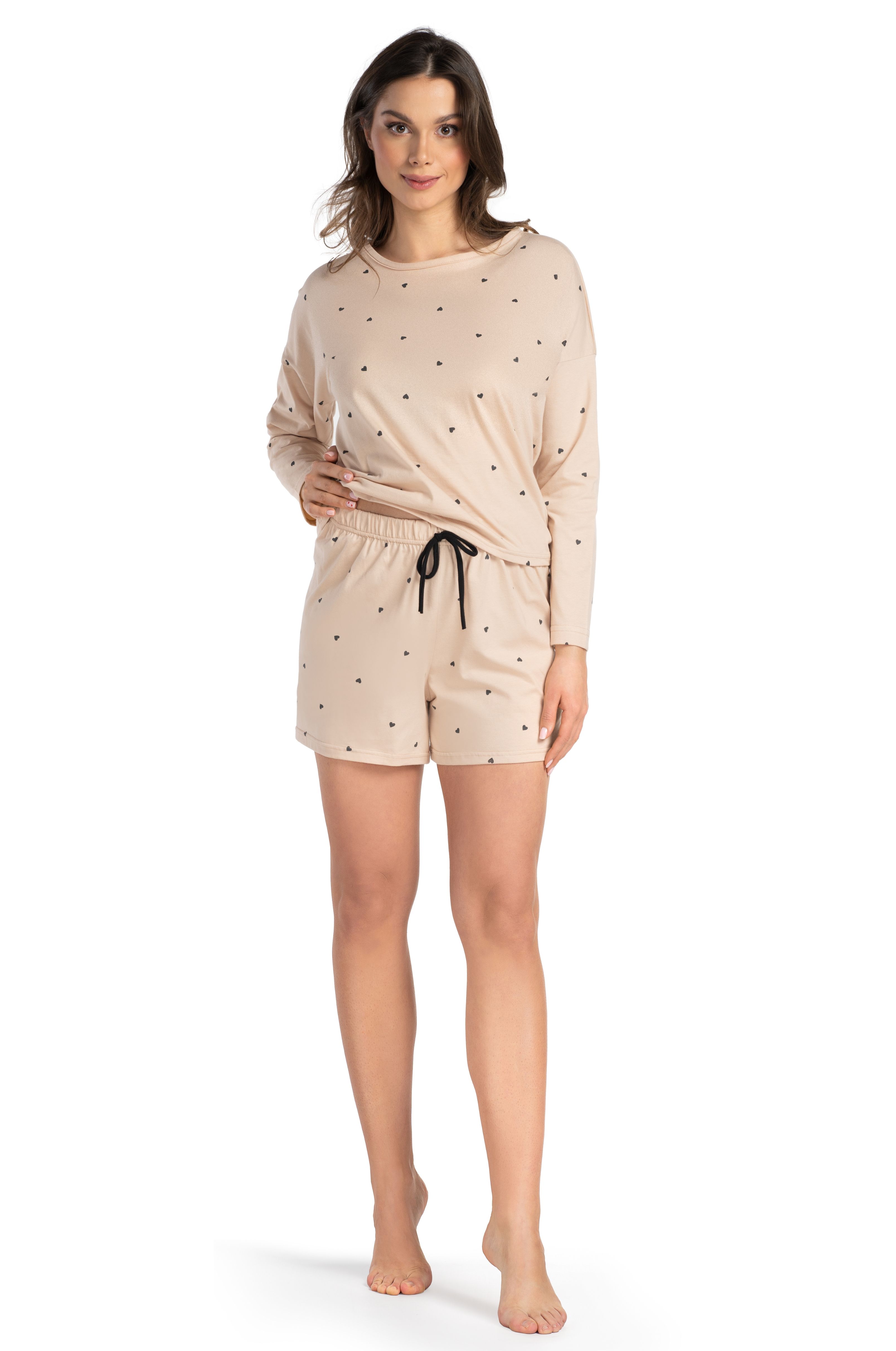 Damen Schlafanzug aus Baumwolle in Beige | Langarmshirt & Shorts mit schwarzen Herzchen-Print 