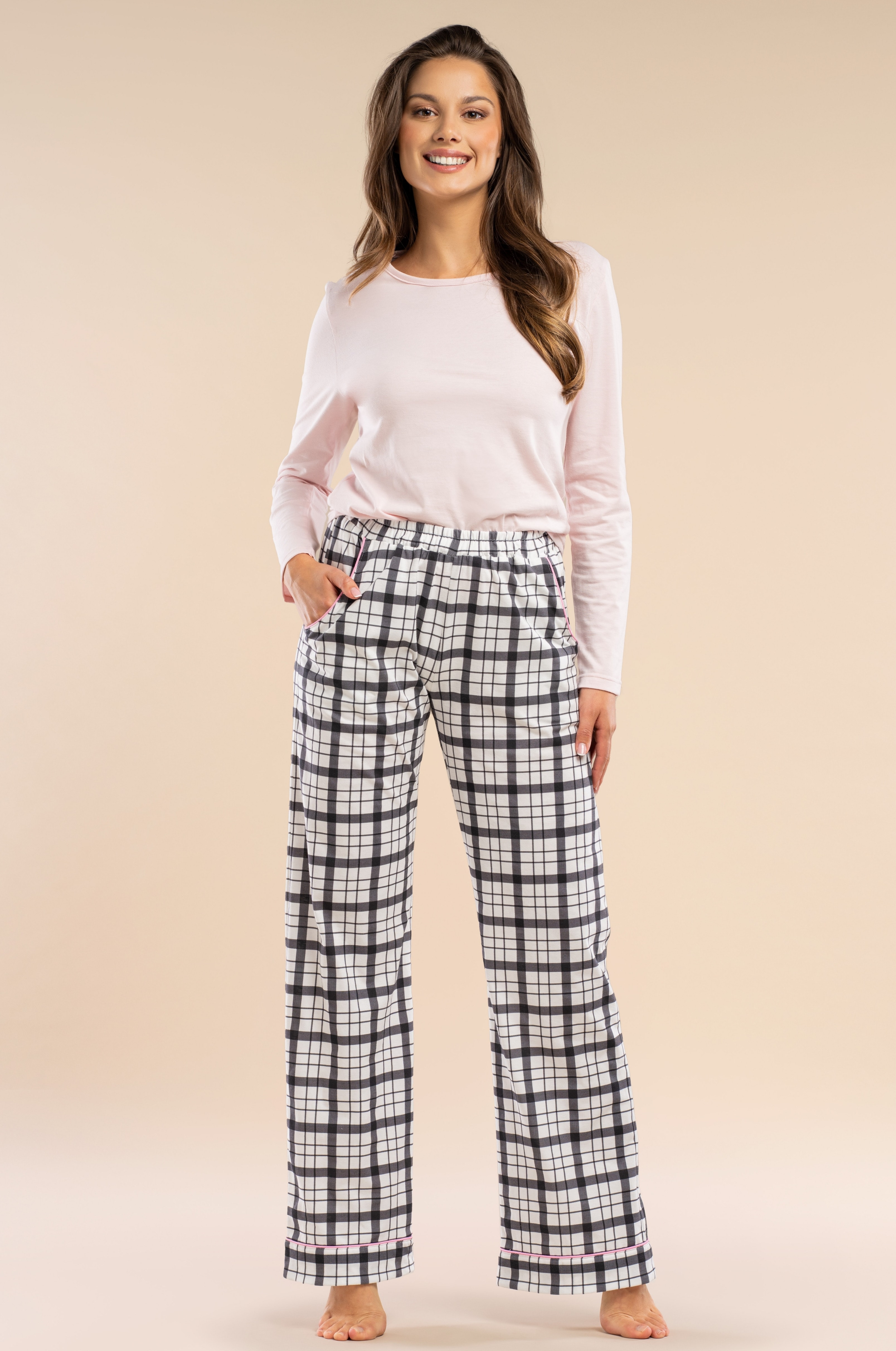 Damen Schlafanzug aus 100% Baumwolle | Hellrosa Langarmshirt & Schwarz-Weiß-Karo-Hose mit Taschen