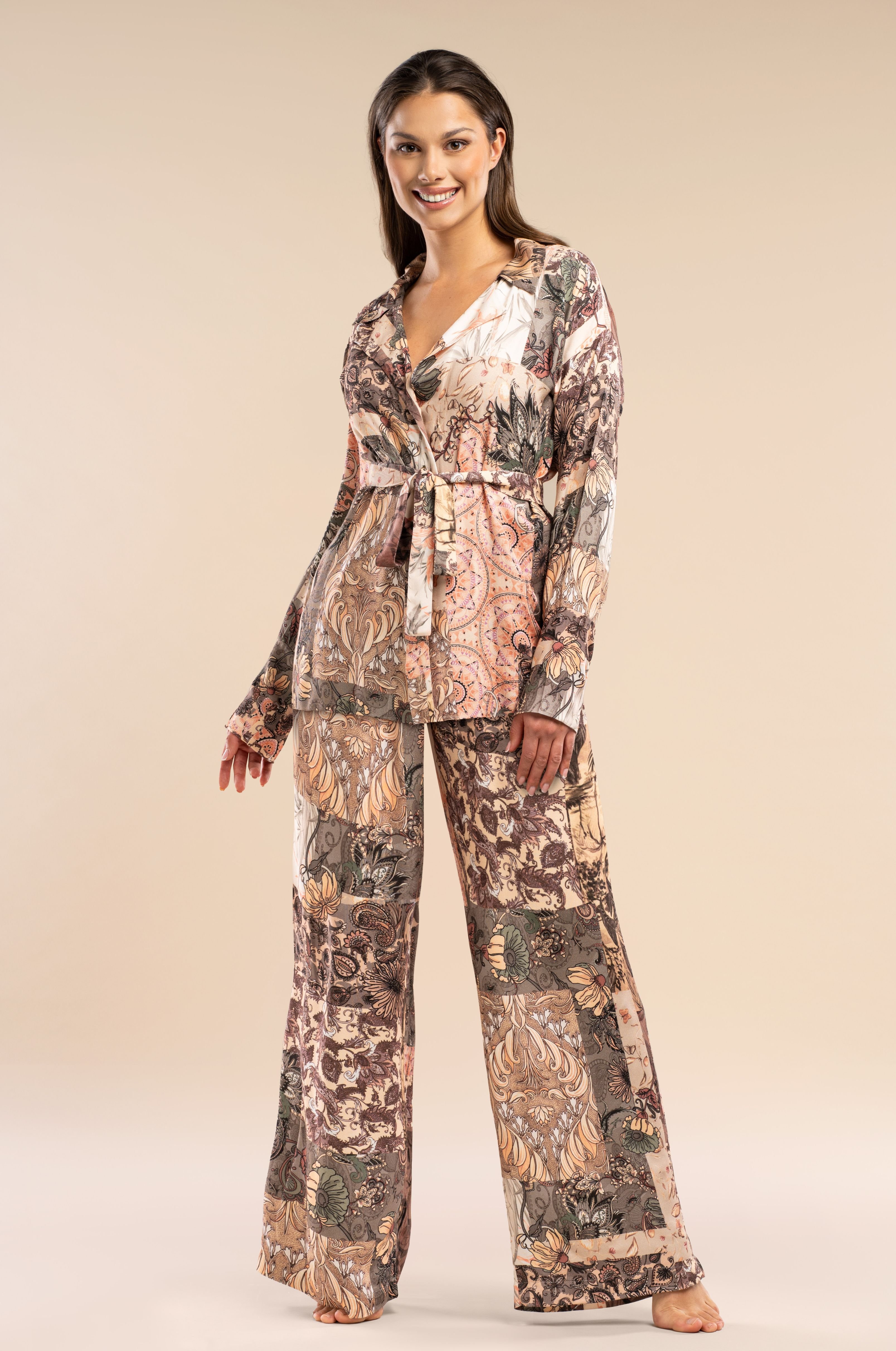 Damen Satin Viskose Bluse mit Bindegürtel & floralen Ornamenten in warmen Erdtönen