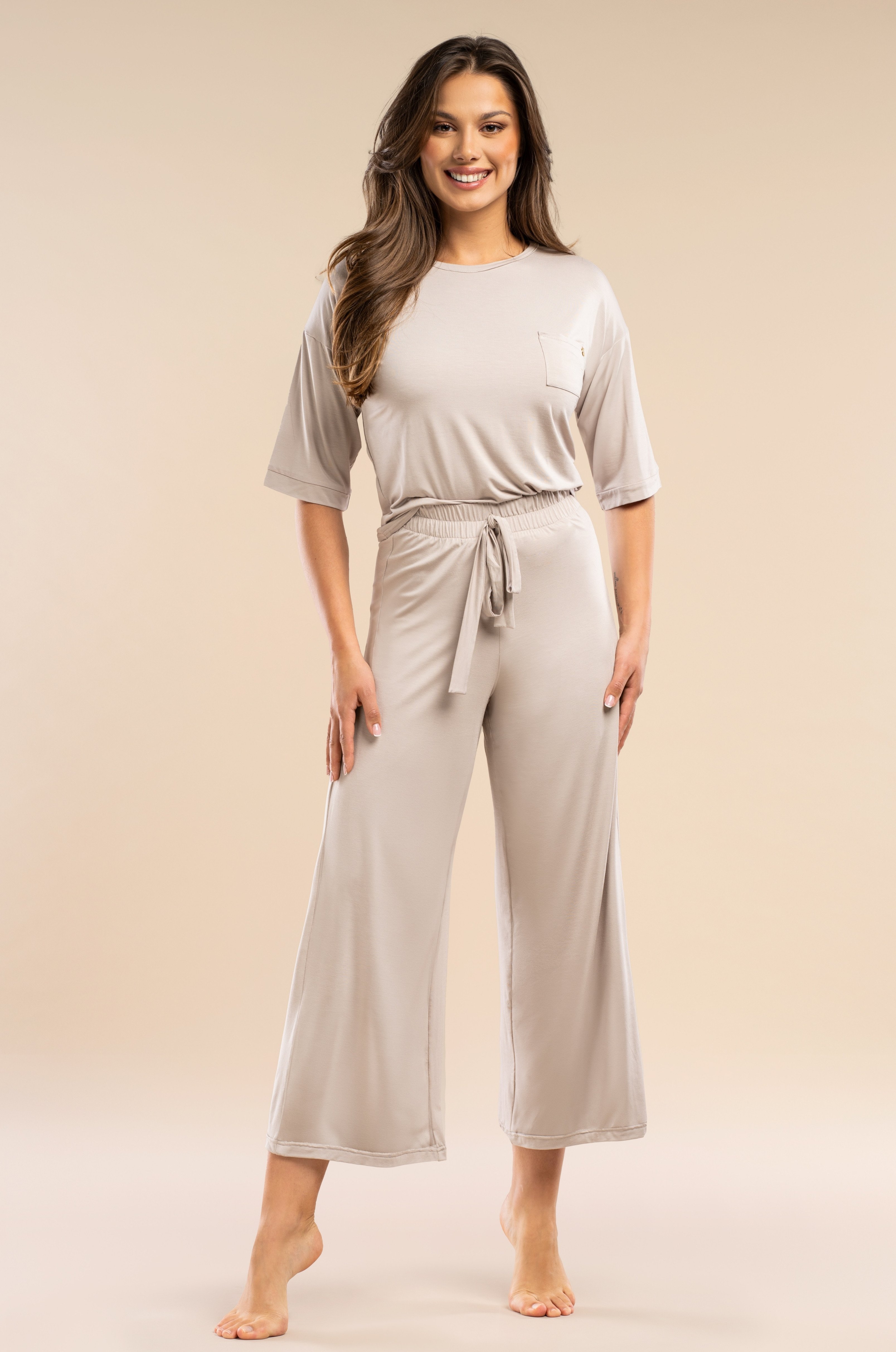 Damen Schlafanzug in Beige aus EcoVero™ Viskose | Halbarmshirt & 7/8-Hose mit Bindeband
