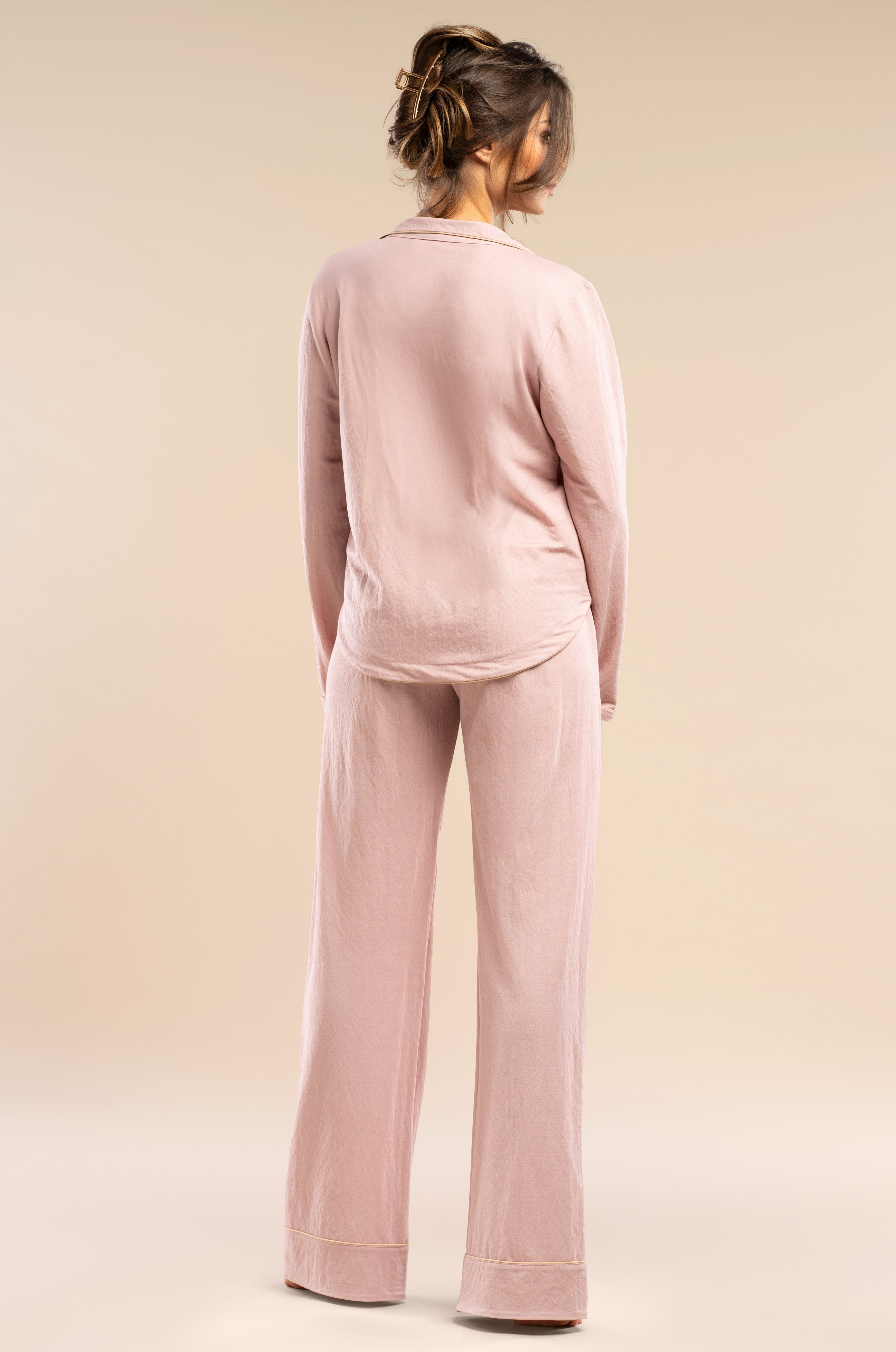 Damen-Schlafanzug in Rosé in Hemdblusen-Optik aus EcoVero™-Mix | Lange Hose mit Taschen, elastischer Bund, Paspel & Holzknöpfe