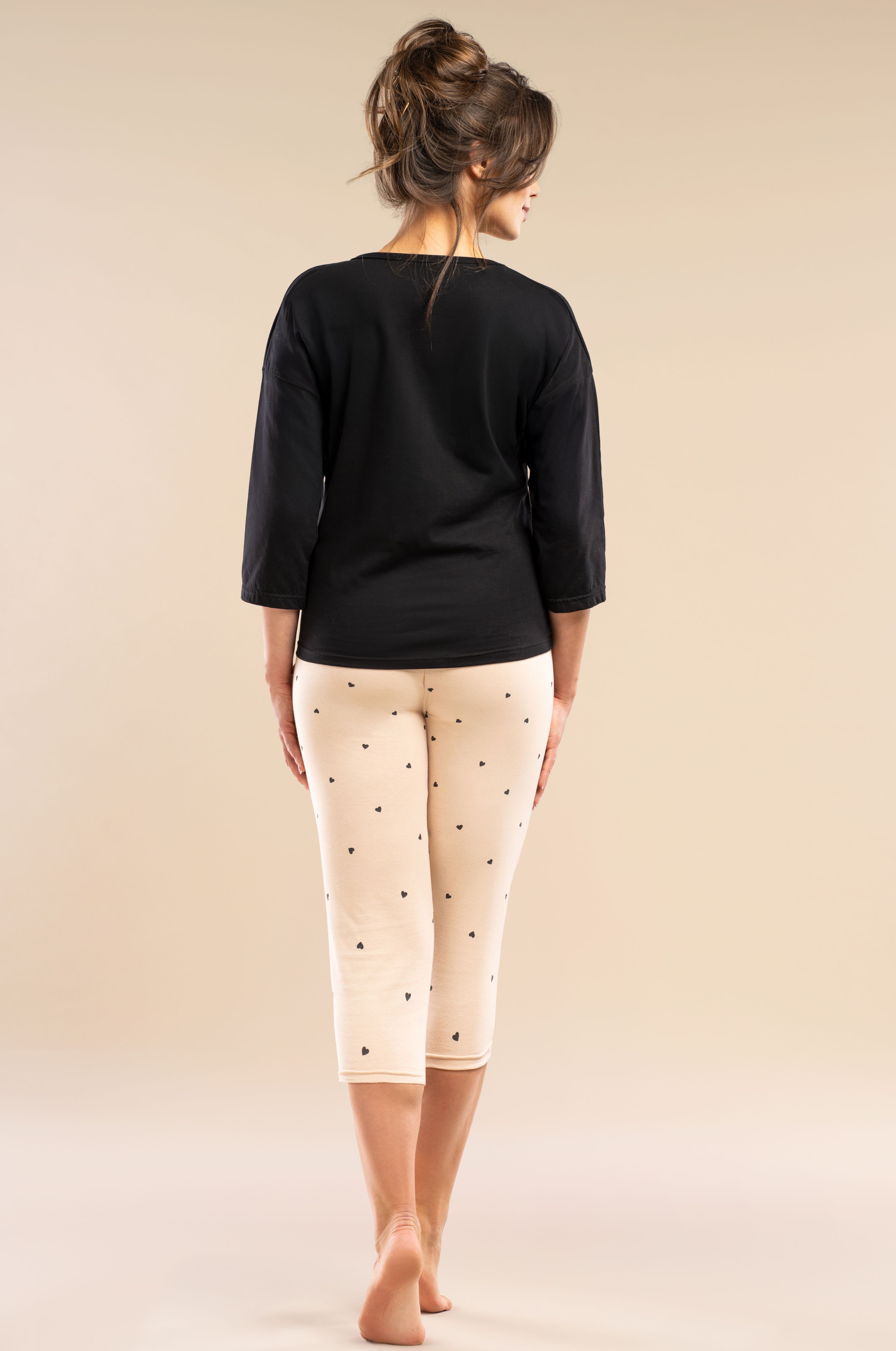 Damen Capri-Pyjama aus 100% Baumwolle | Schwarzes 3/4-Arm-Shirt & helle Herzchen-Hose