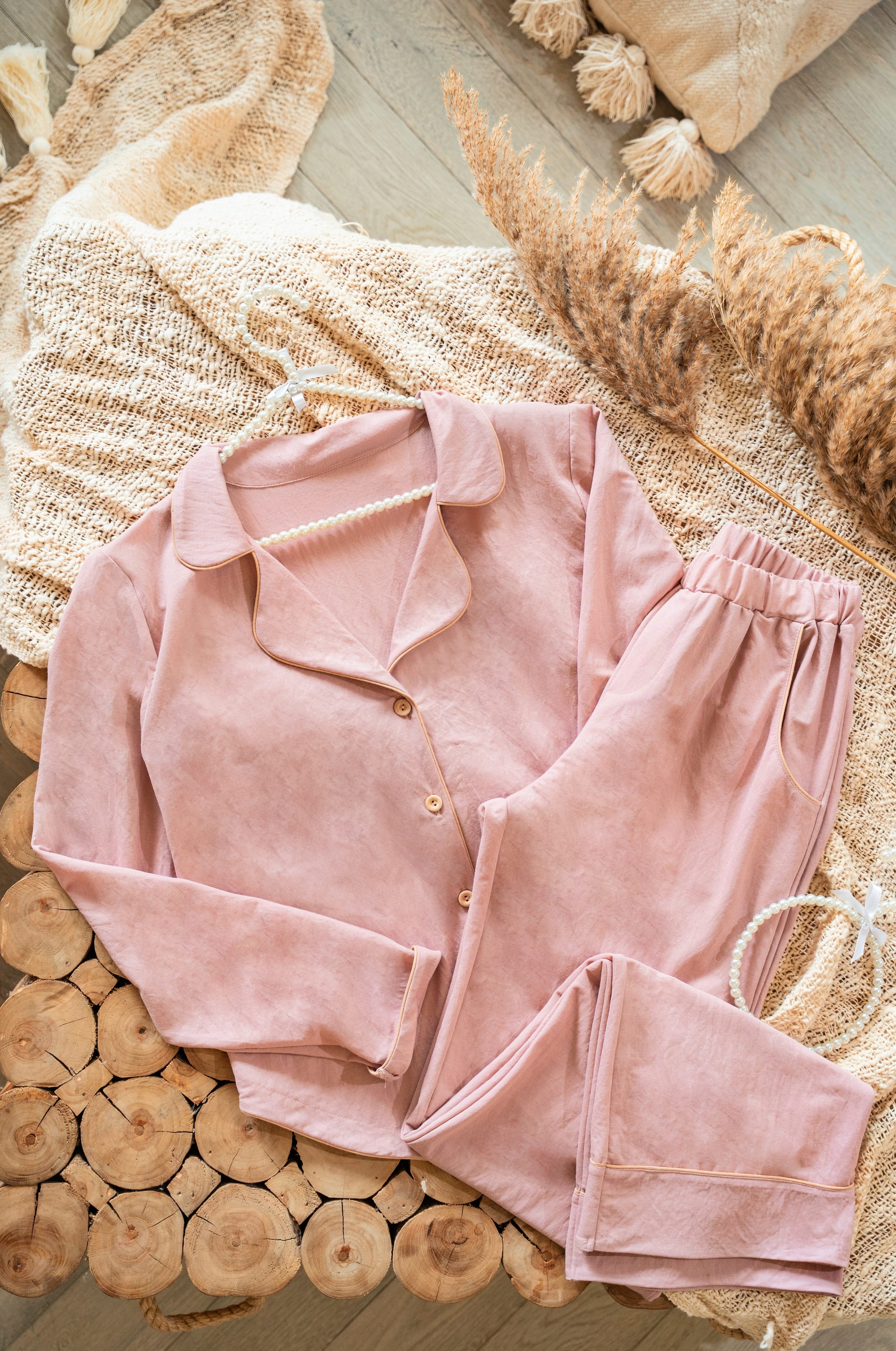 Damen-Schlafanzug in Rosé in Hemdblusen-Optik aus EcoVero™-Mix | Lange Hose mit Taschen, elastischer Bund, Paspel & Holzknöpfe
