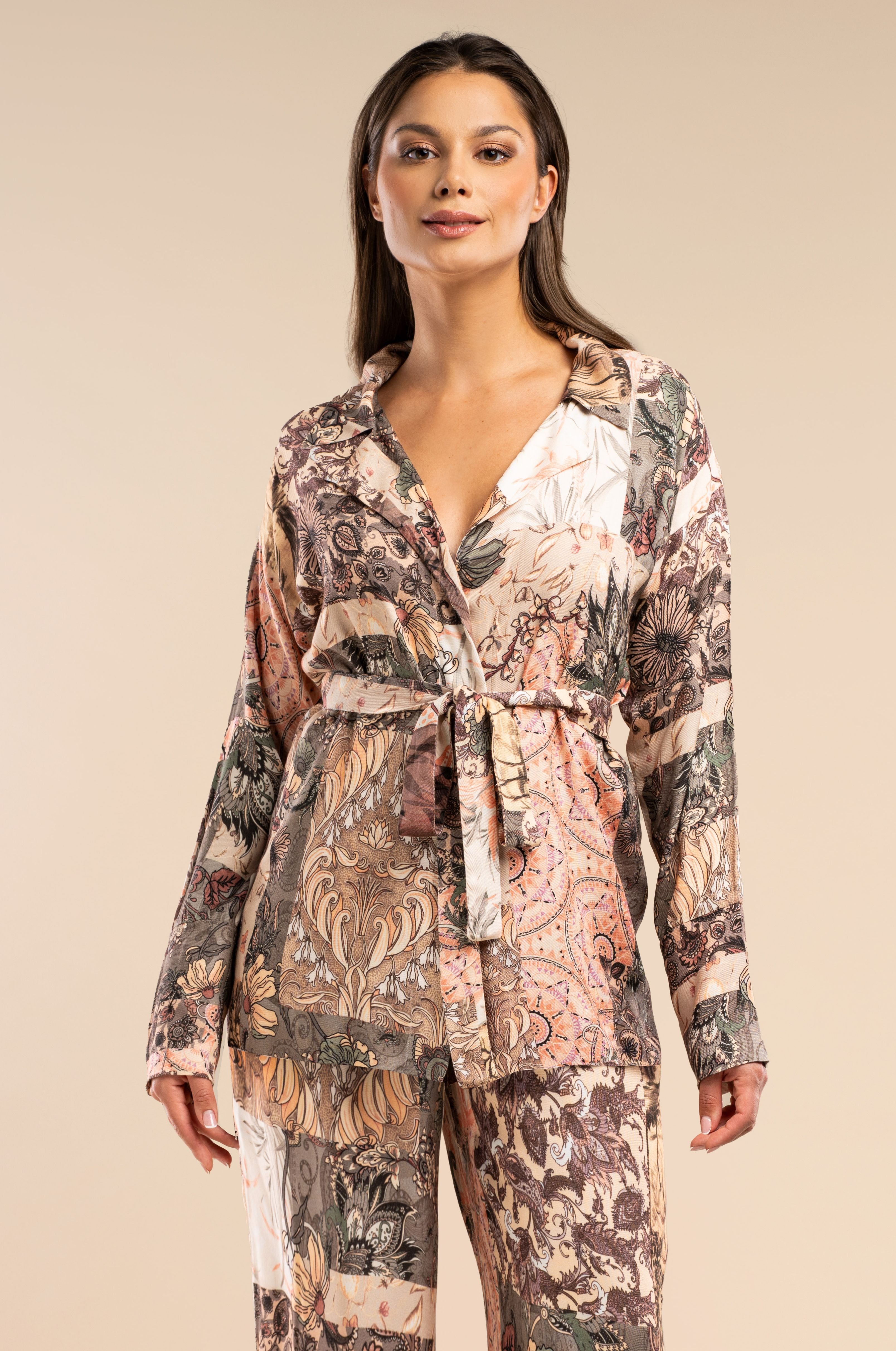 Damen Satin Viskose Bluse mit Bindegürtel & floralen Ornamenten in warmen Erdtönen