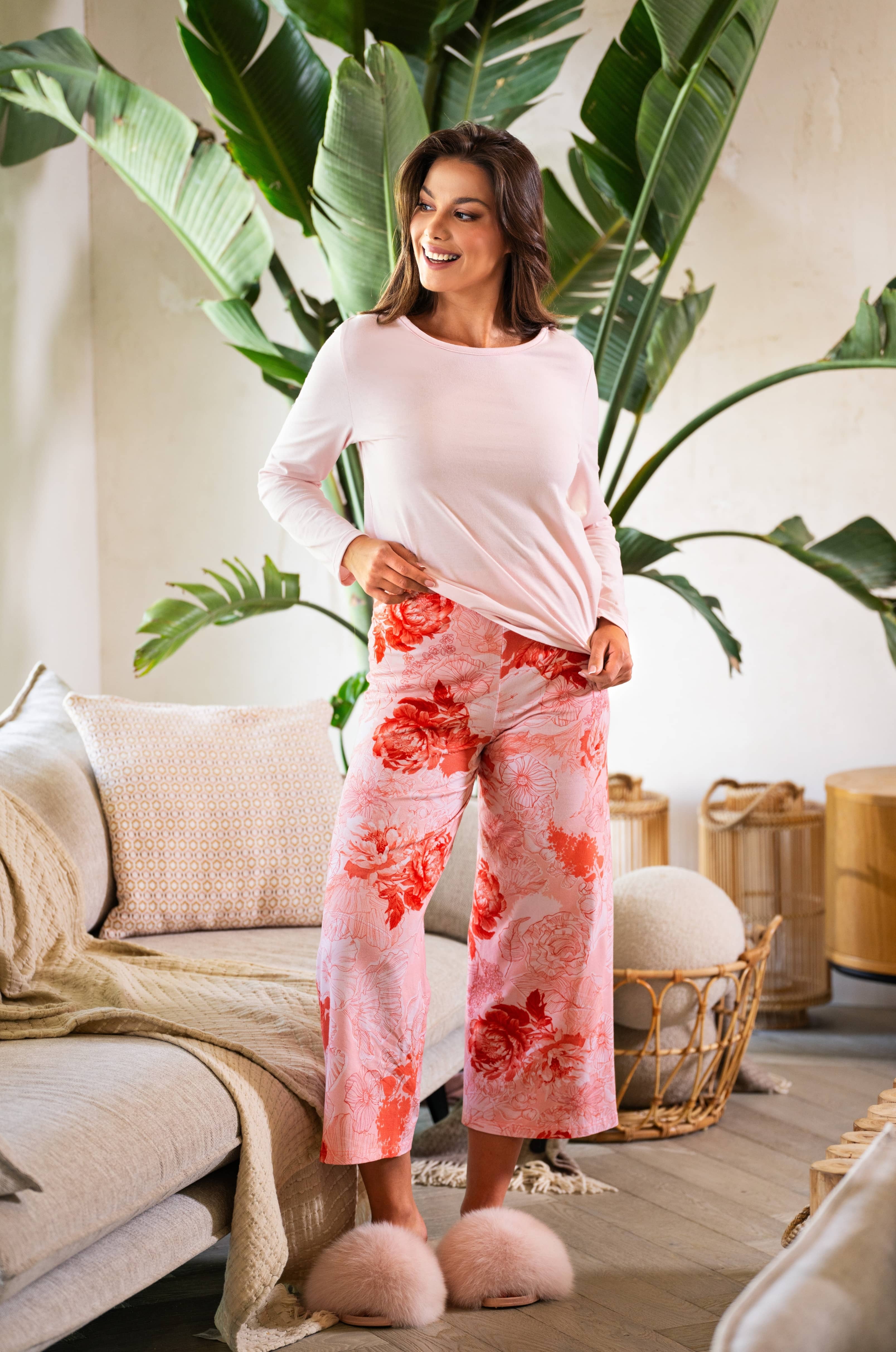 Damen Schlafanzug in Rosé aus 100% Baumwolle | Langarmshirt & 7/8-Culotte mit Blumenprint