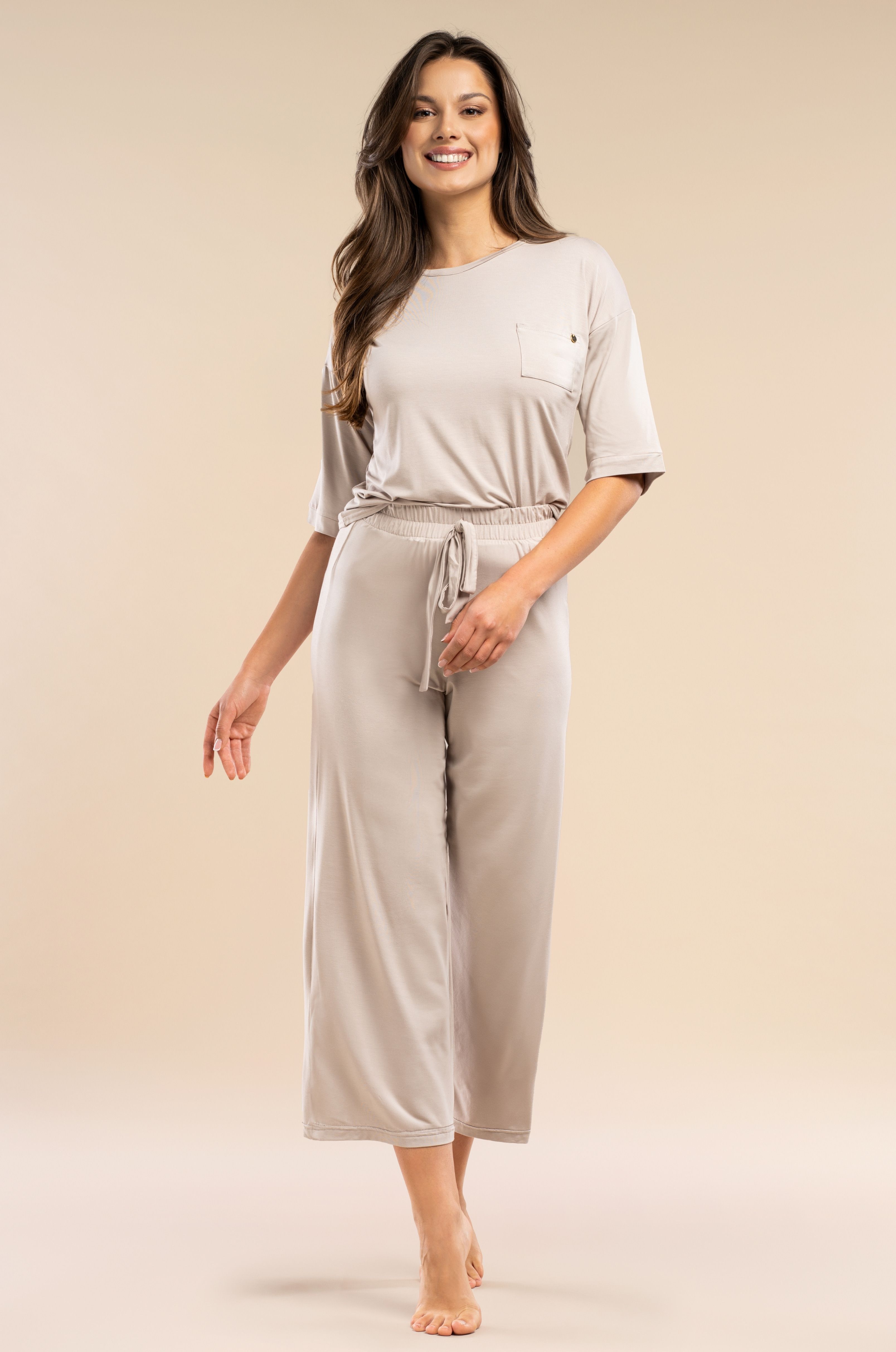 Damen Schlafanzug in Beige aus EcoVero™ Viskose | Halbarmshirt & 7/8-Hose mit Bindeband