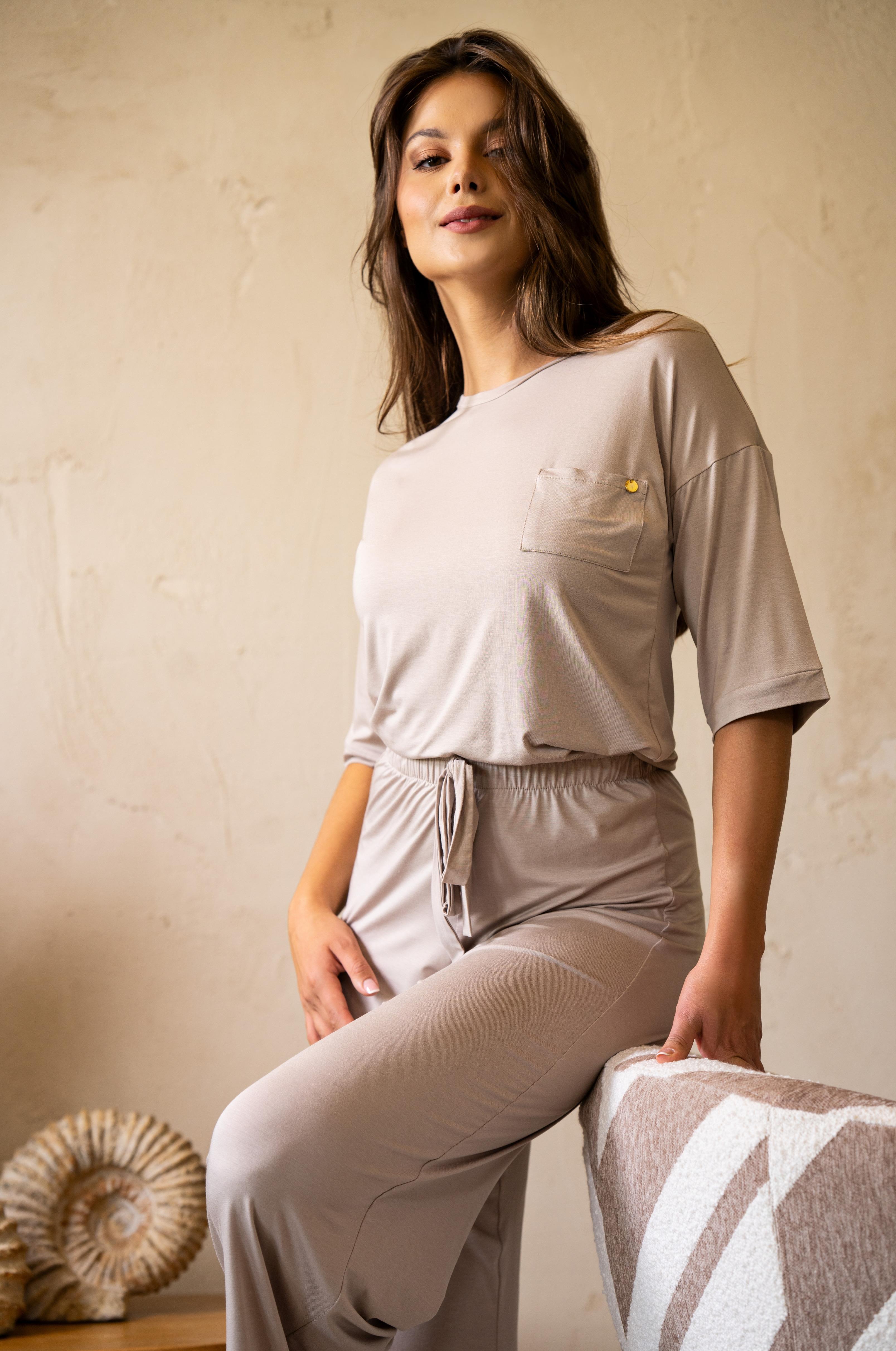 Damen Schlafanzug in Beige aus EcoVero™ Viskose | Halbarmshirt & 7/8-Hose mit Bindeband