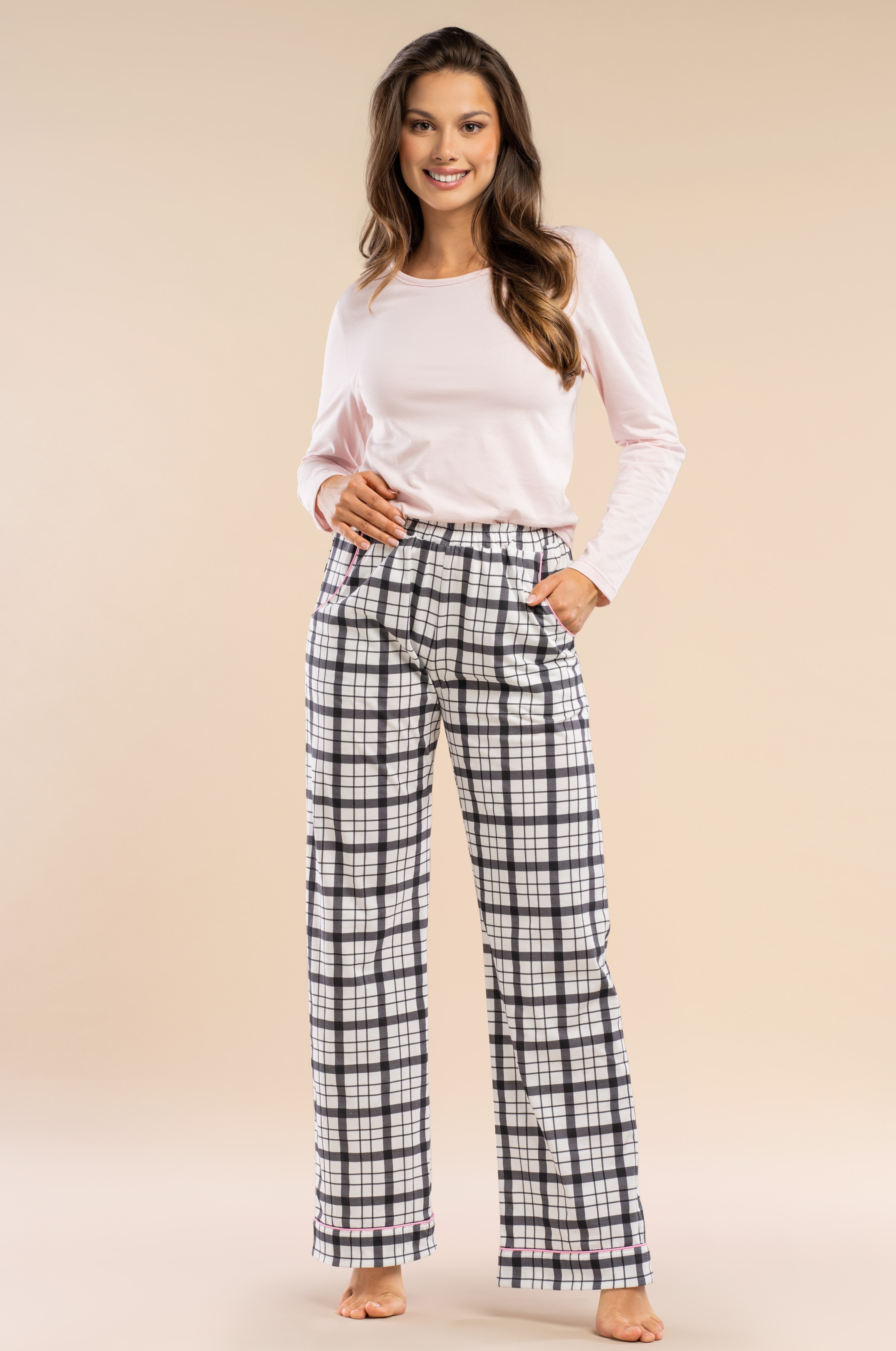 Damen Schlafanzug aus 100% Baumwolle | Hellrosa Langarmshirt & Schwarz-Weiß-Karo-Hose mit Taschen
