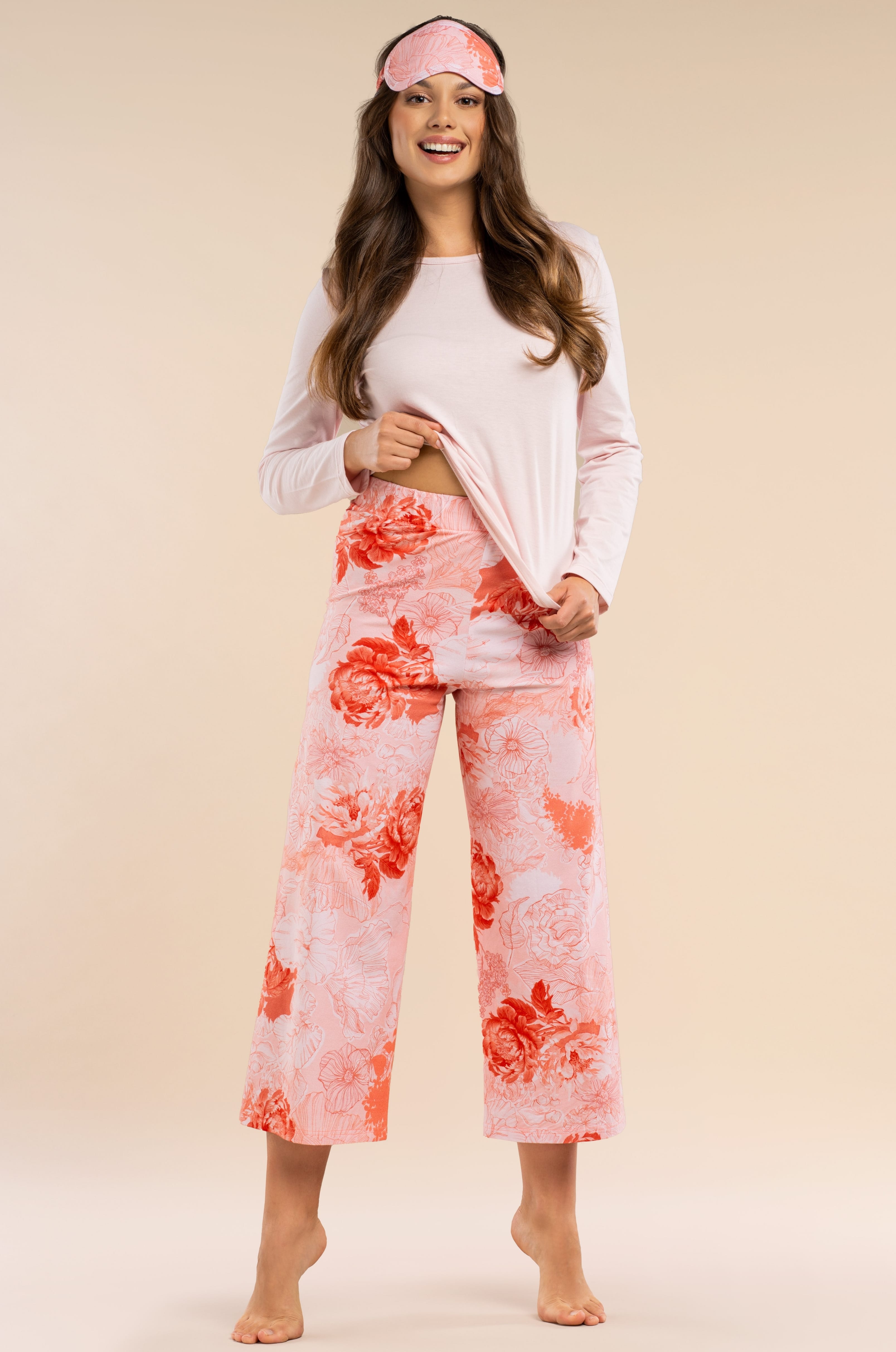 Damen Schlafanzug in Rosé aus 100% Baumwolle | Langarmshirt & 7/8-Culotte mit Blumenprint
