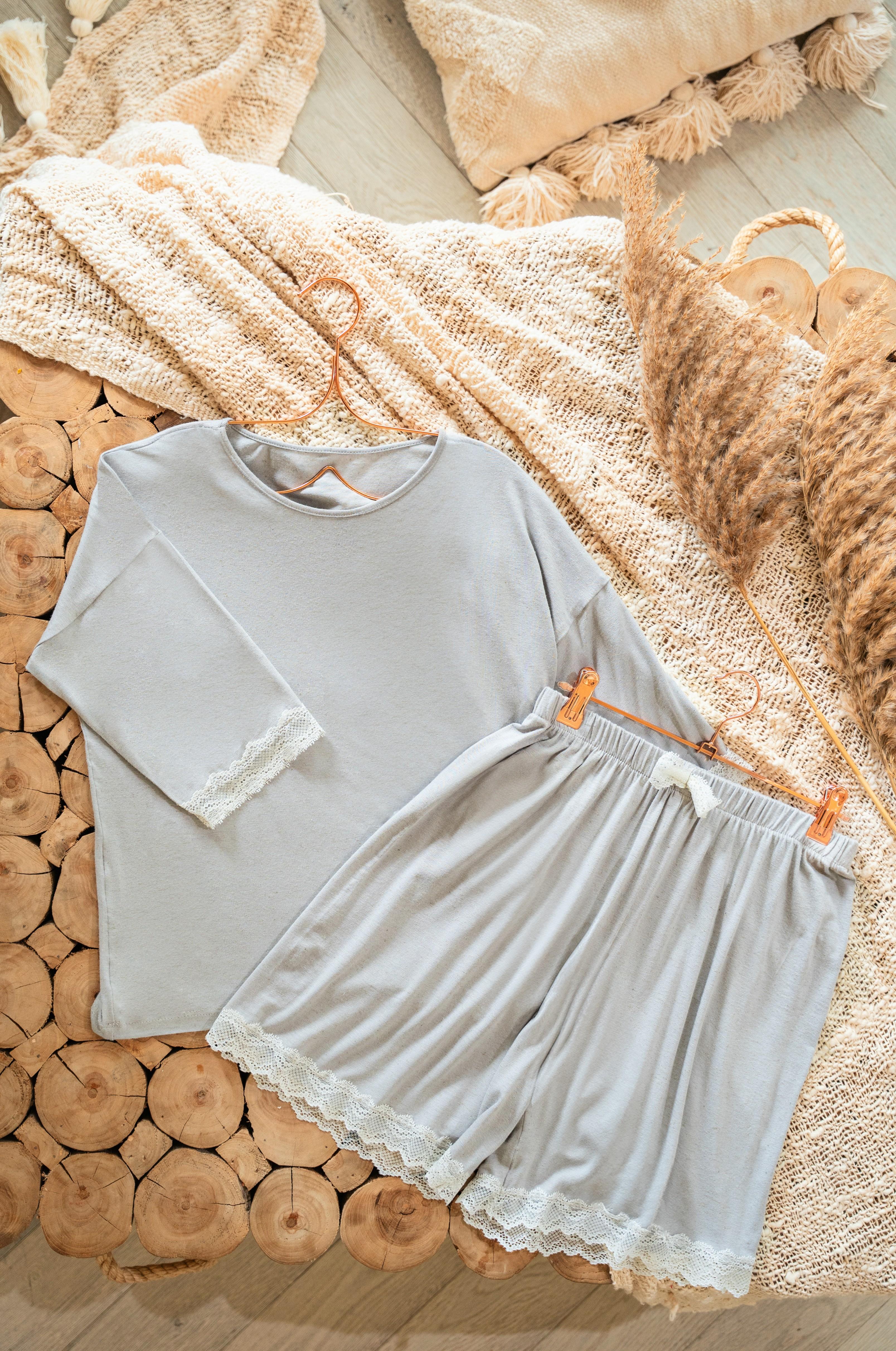 Damen Shorty Pyjama aus Viskose-Leinen-Mix – Grau meliert mit Spitze