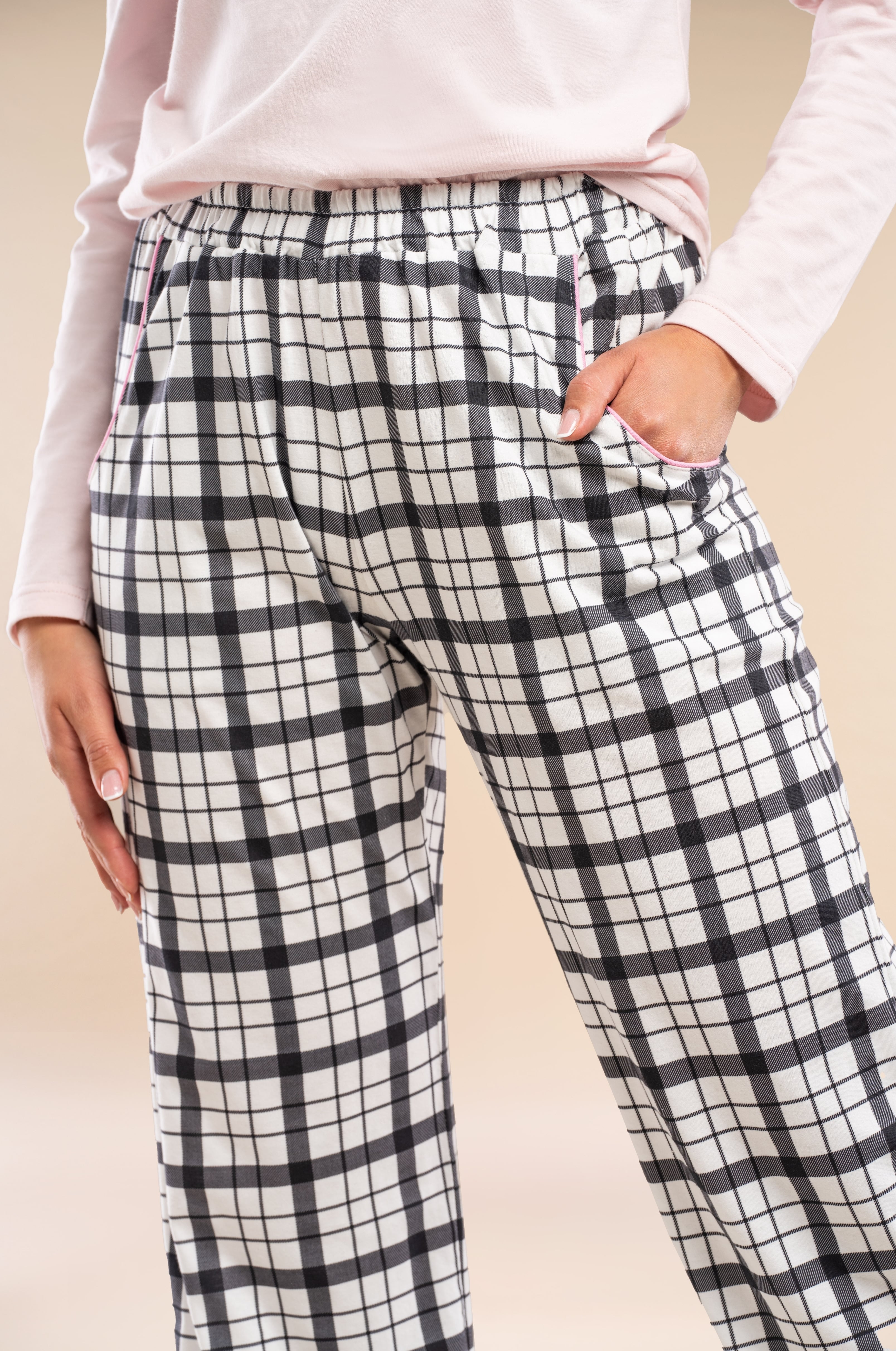 Damen Schlafanzug aus 100% Baumwolle | Hellrosa Langarmshirt & Schwarz-Weiß-Karo-Hose mit Taschen