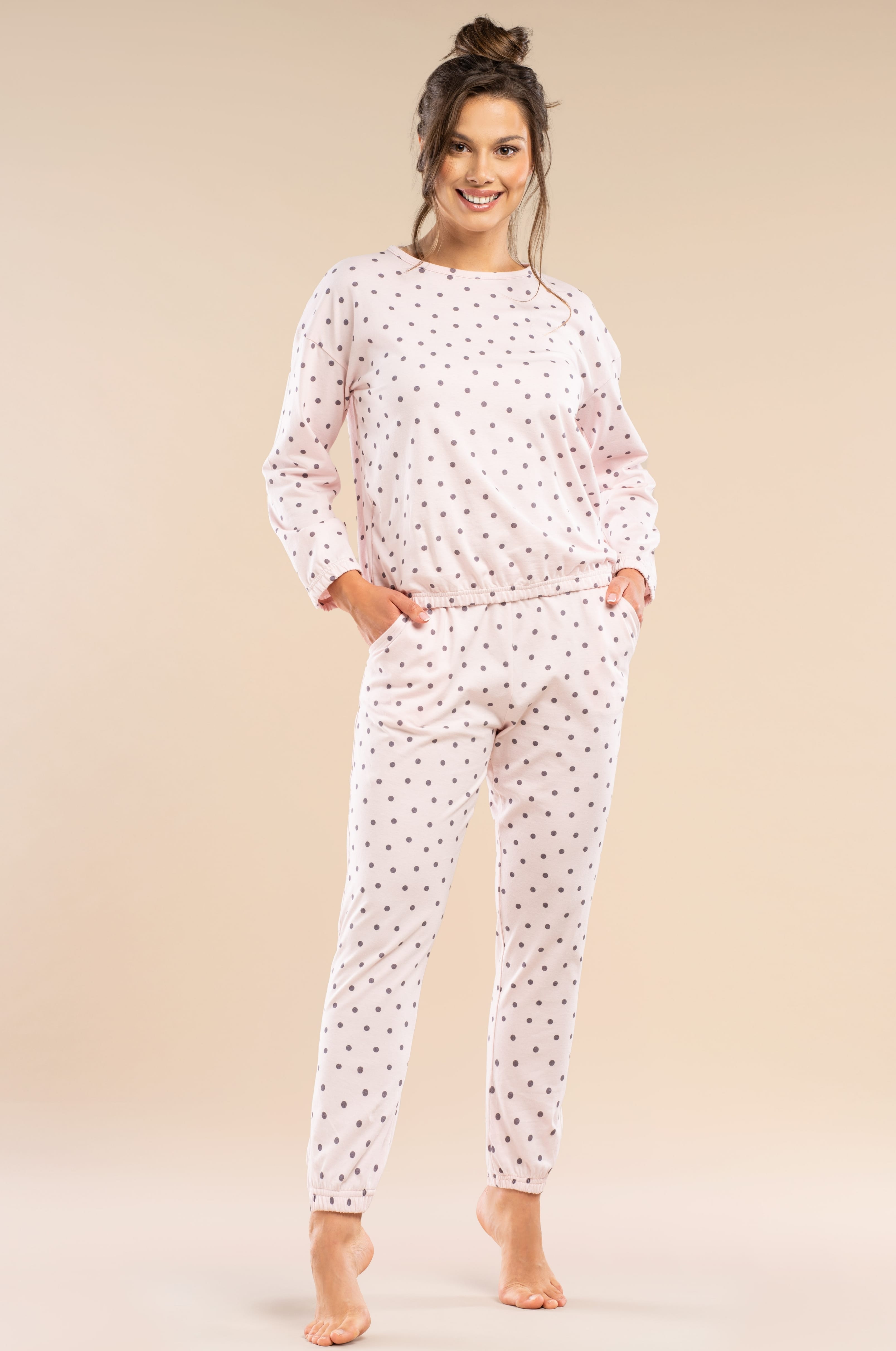 Damen Pyjama mit Langarmshirt & langer Hose | Punktmuster in Grau auf Rosa, 100 % Baumwolle