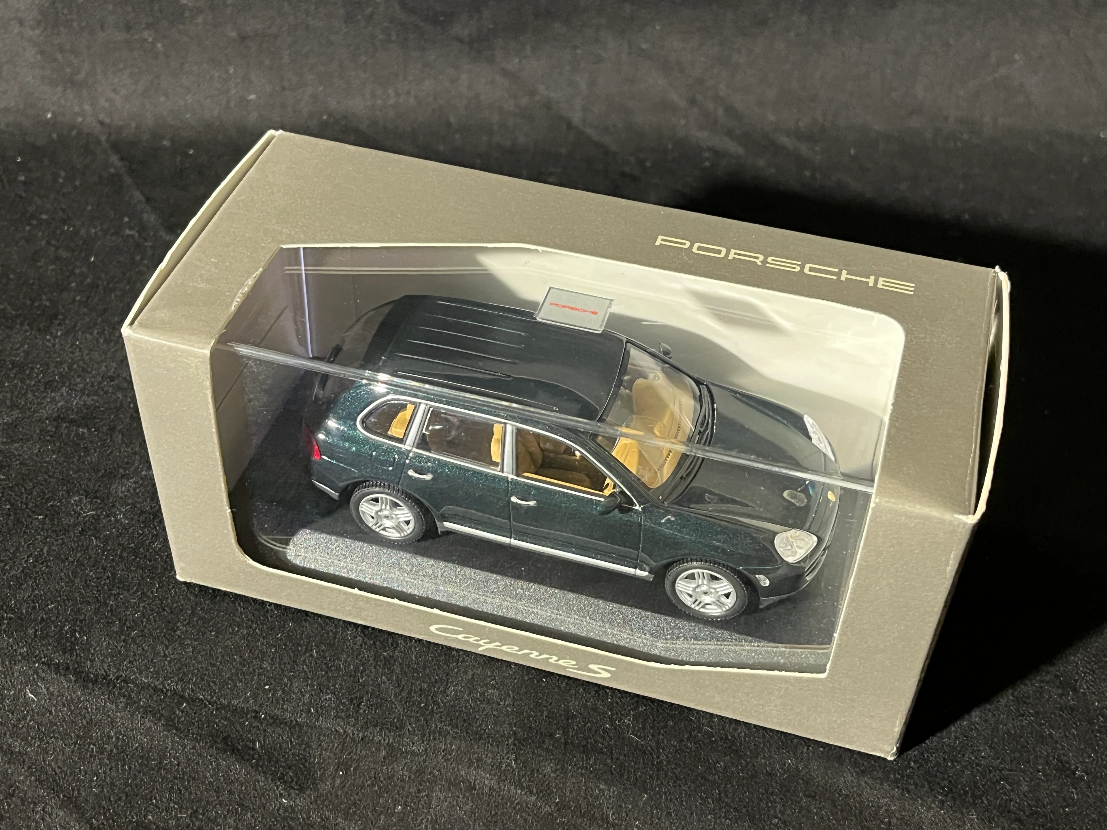 Porsche Cheyenne S Werbemodell der PORSCHE AG 1:43 grün in OVP