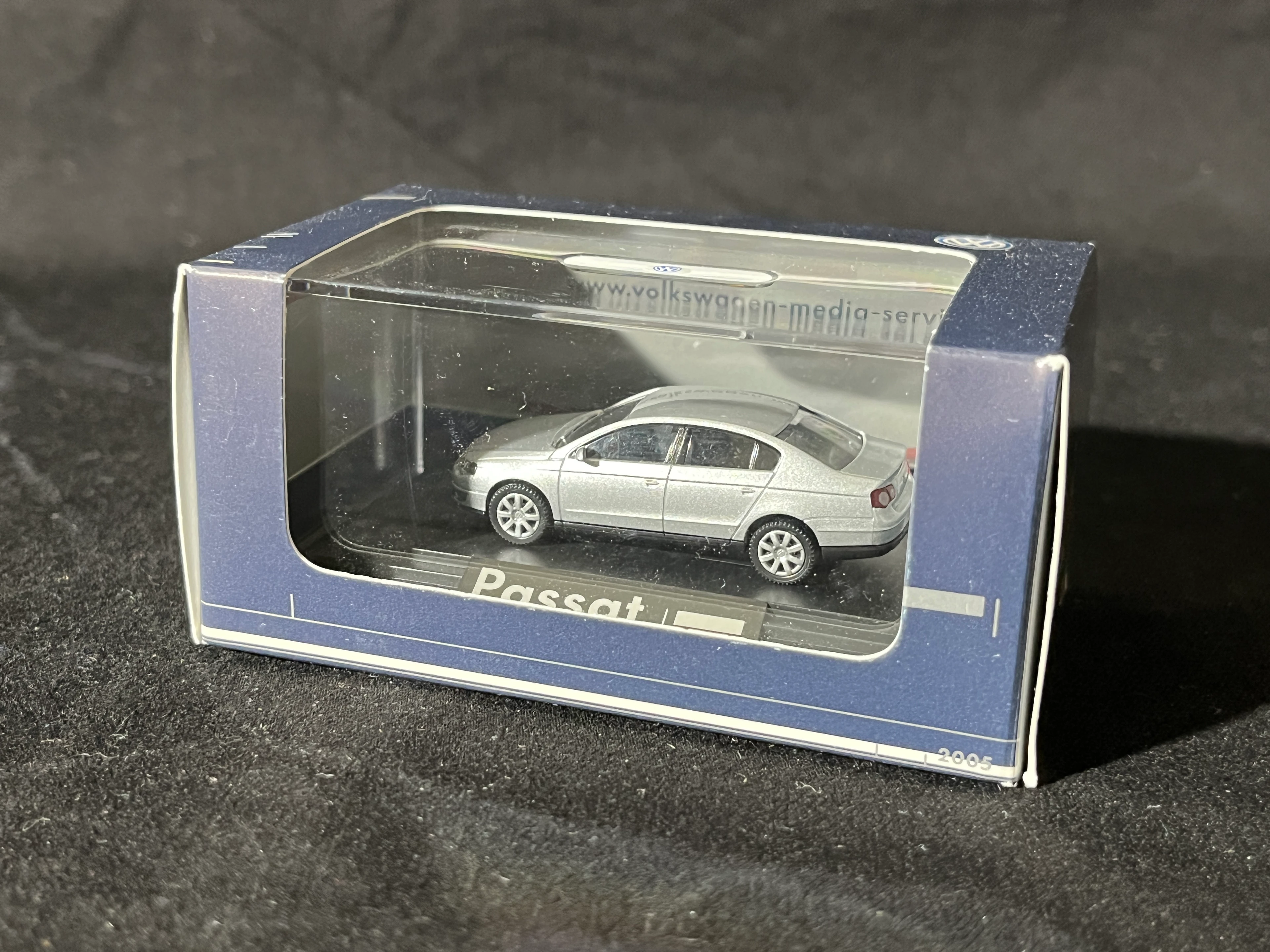 VW PASSAT 2005 Werbemodell der VOLKSWAGEN AG 1:87 silber in OVP