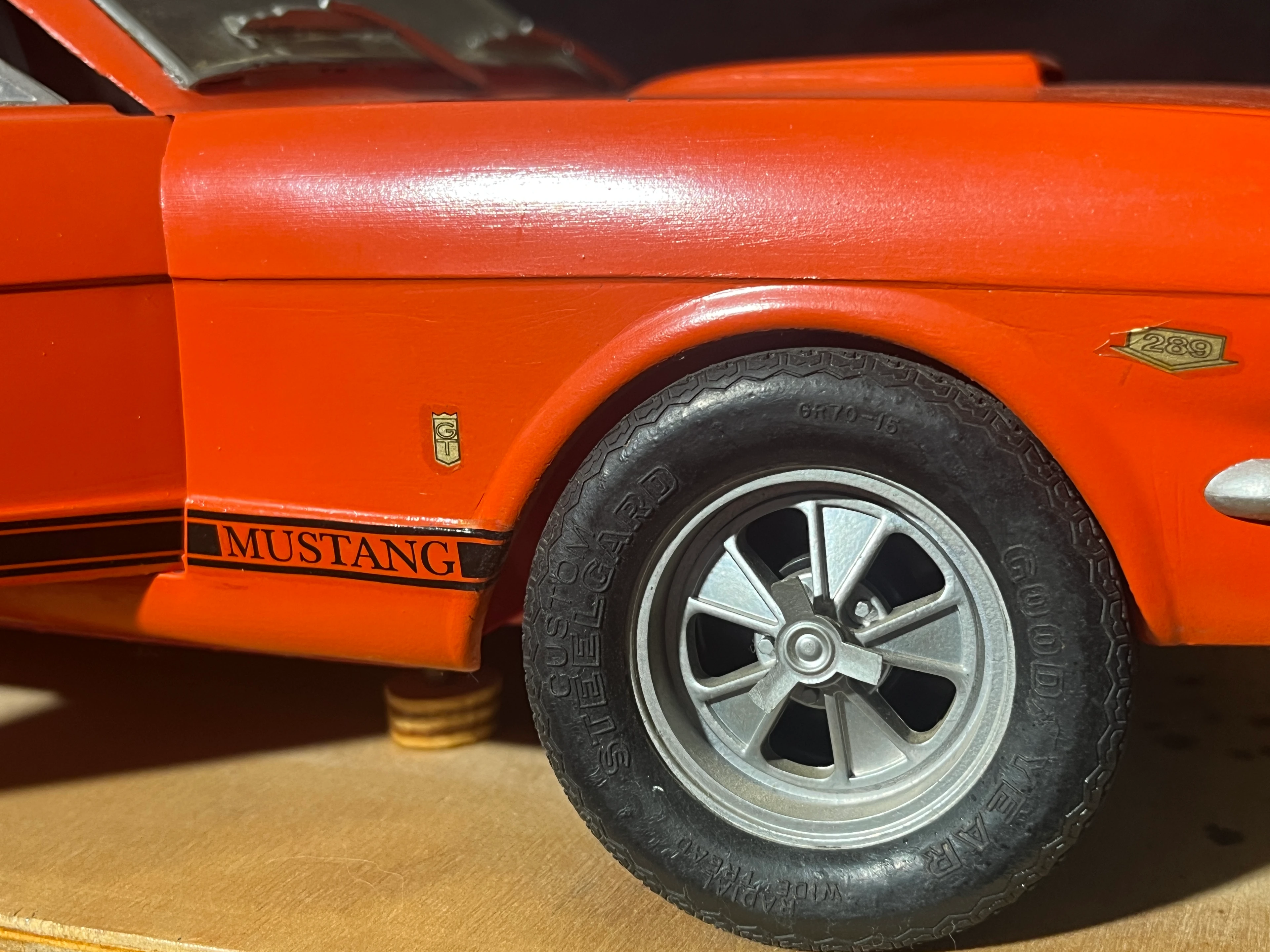 DK003 FORD Mustang REVELL 1:12 orange "Scheunenfund" mit Patina
