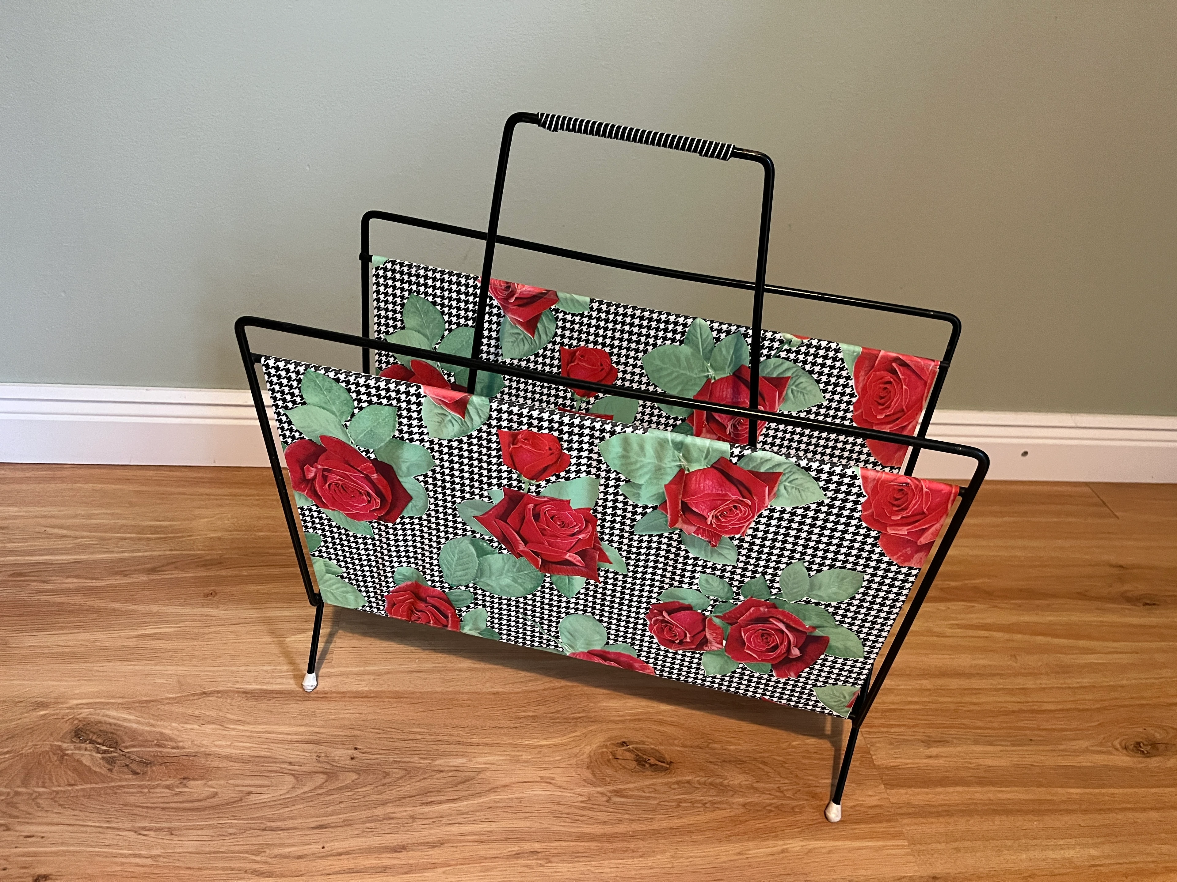 Zeitungsständer mit Rosenmotiv 50er Jahre