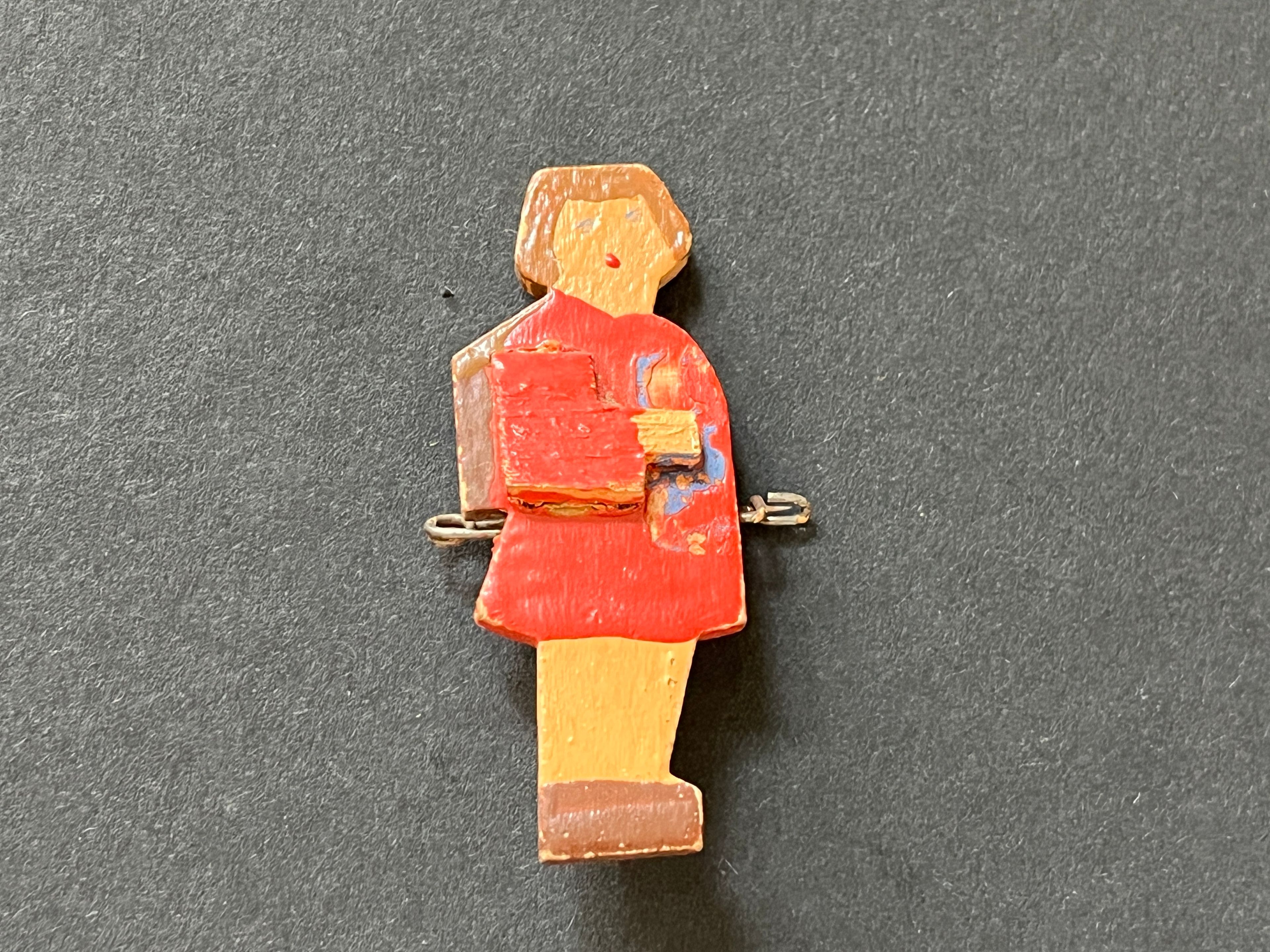 WHW Spendenabzeichen - "Holzfigur - Mädchen mit Tasche" 