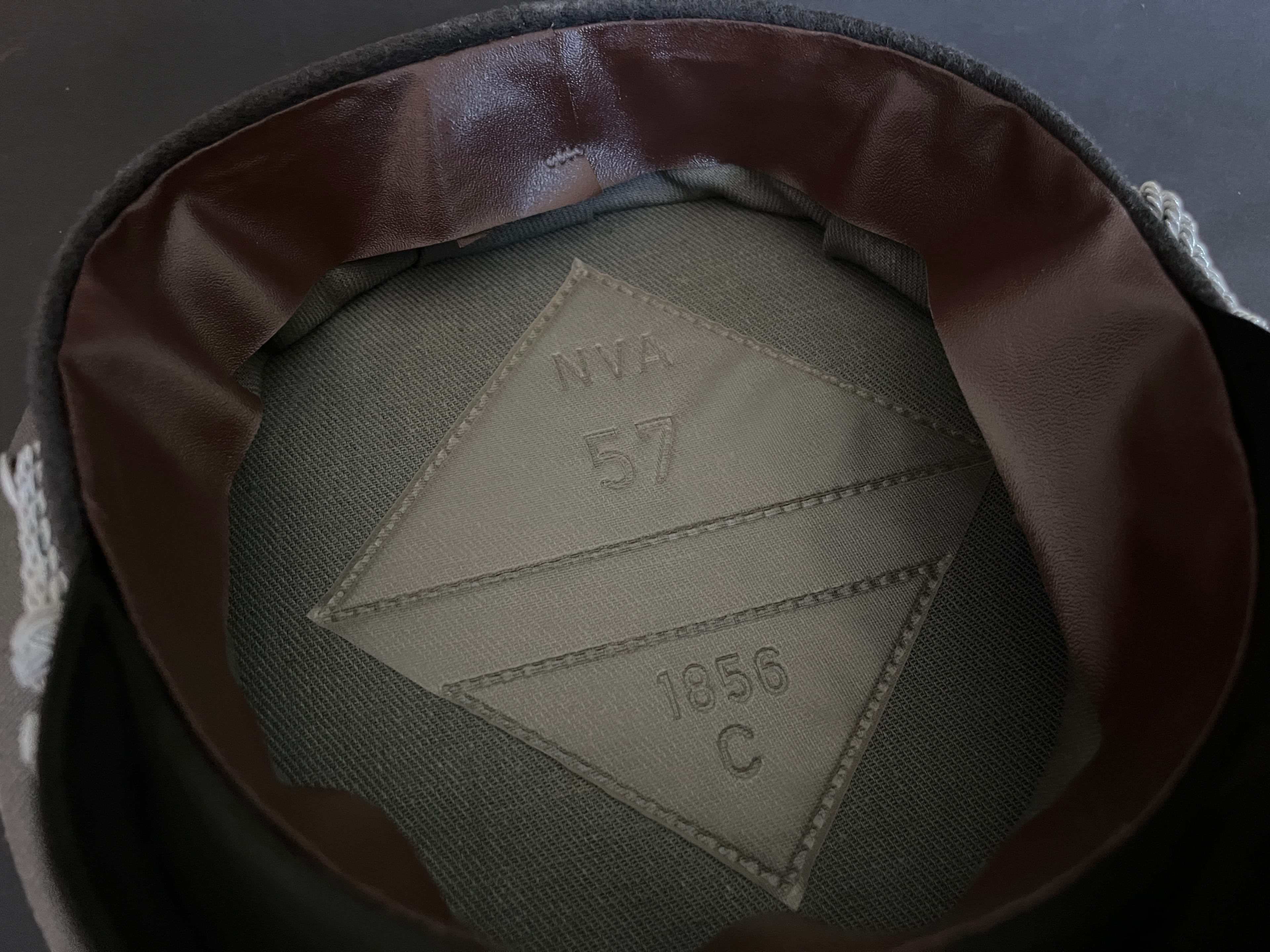 Schirmmütze eines Offiziers der NVA ehem. DDR Modell 1856C