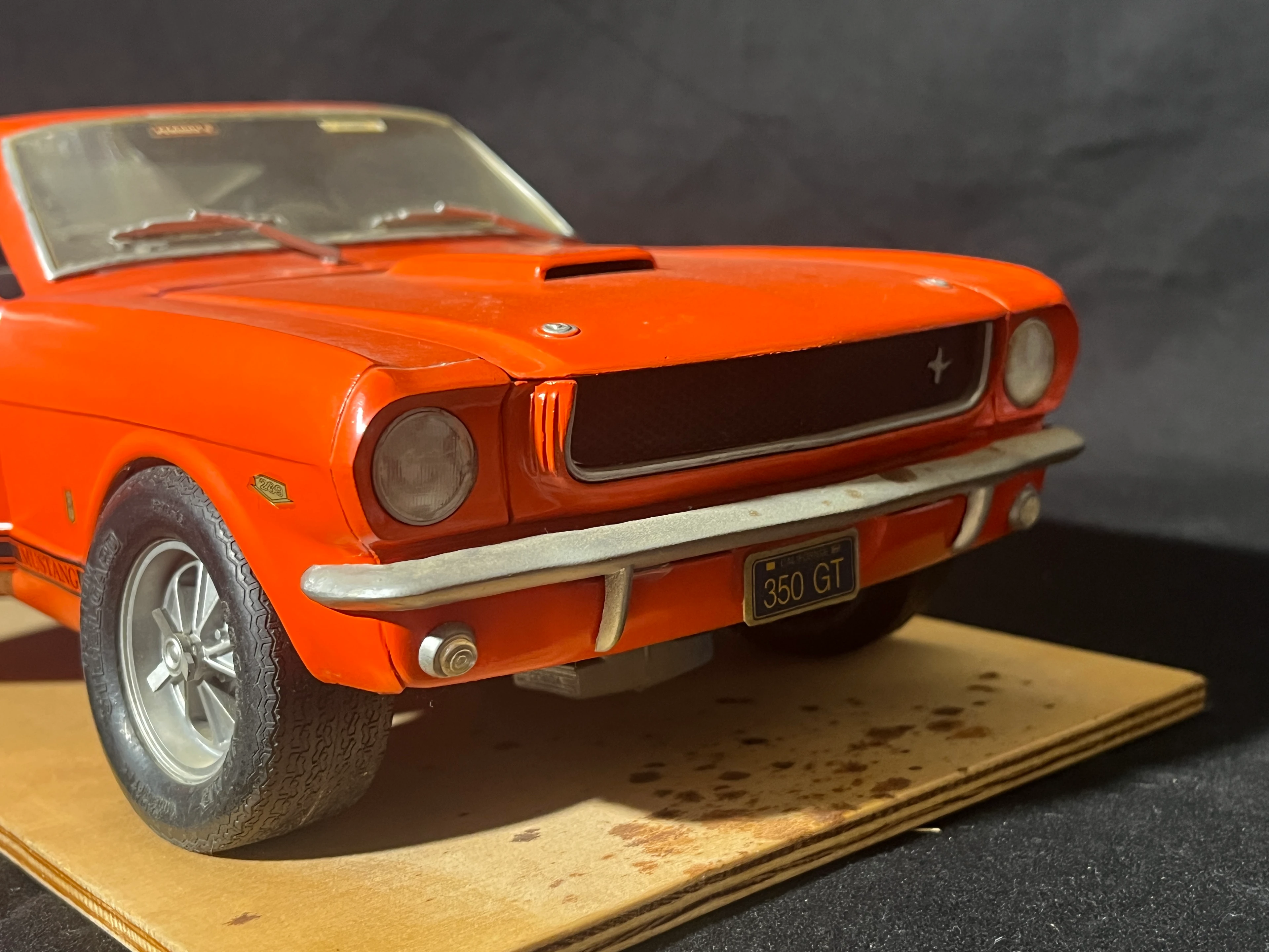 DK003 FORD Mustang REVELL 1:12 orange "Scheunenfund" mit Patina