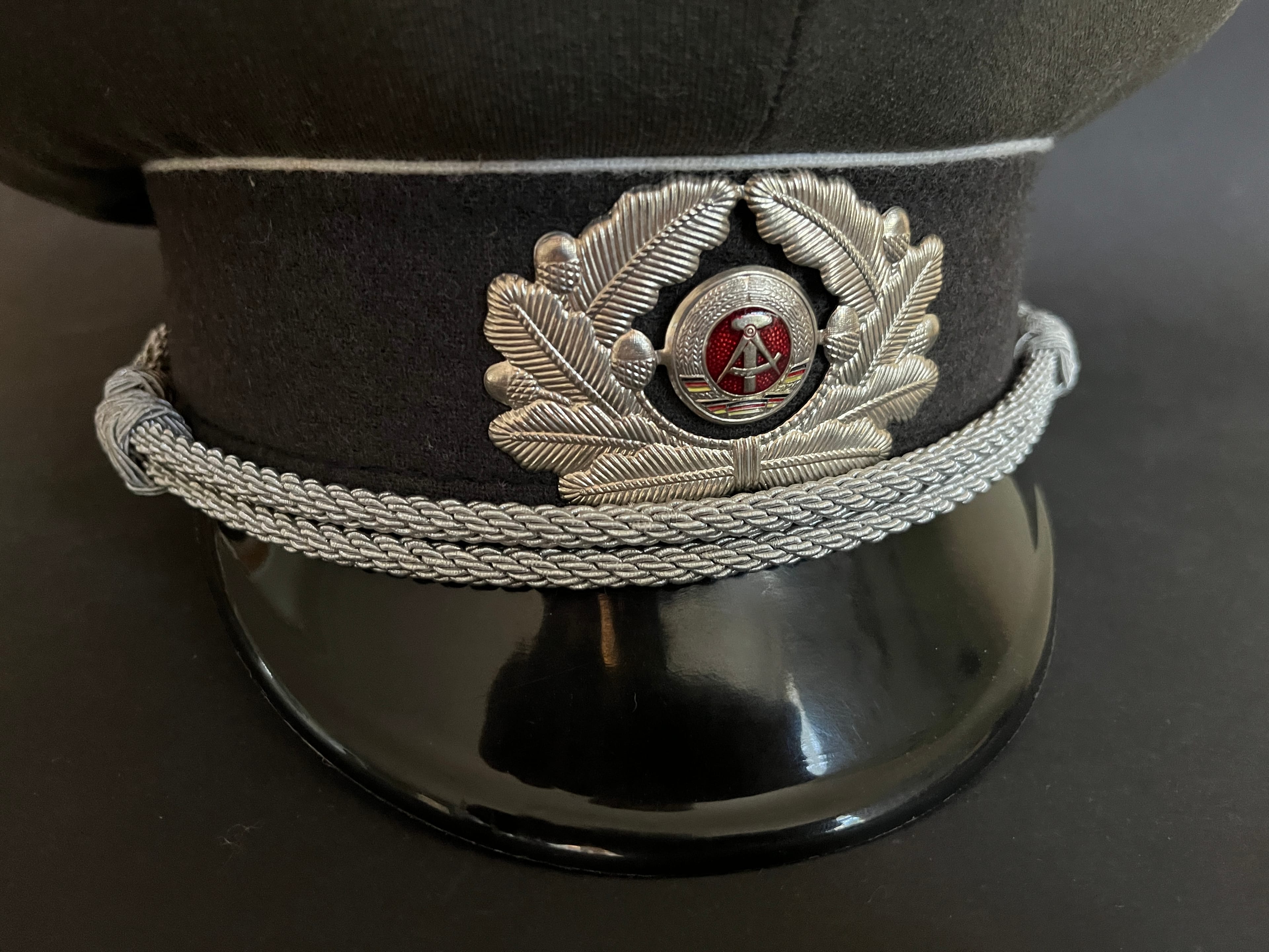 Schirmmütze eines Offiziers der NVA ehem. DDR Modell 1856C