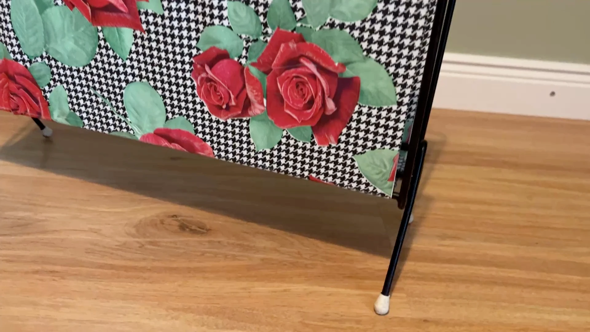 Zeitungsständer mit Rosenmotiv 50er Jahre