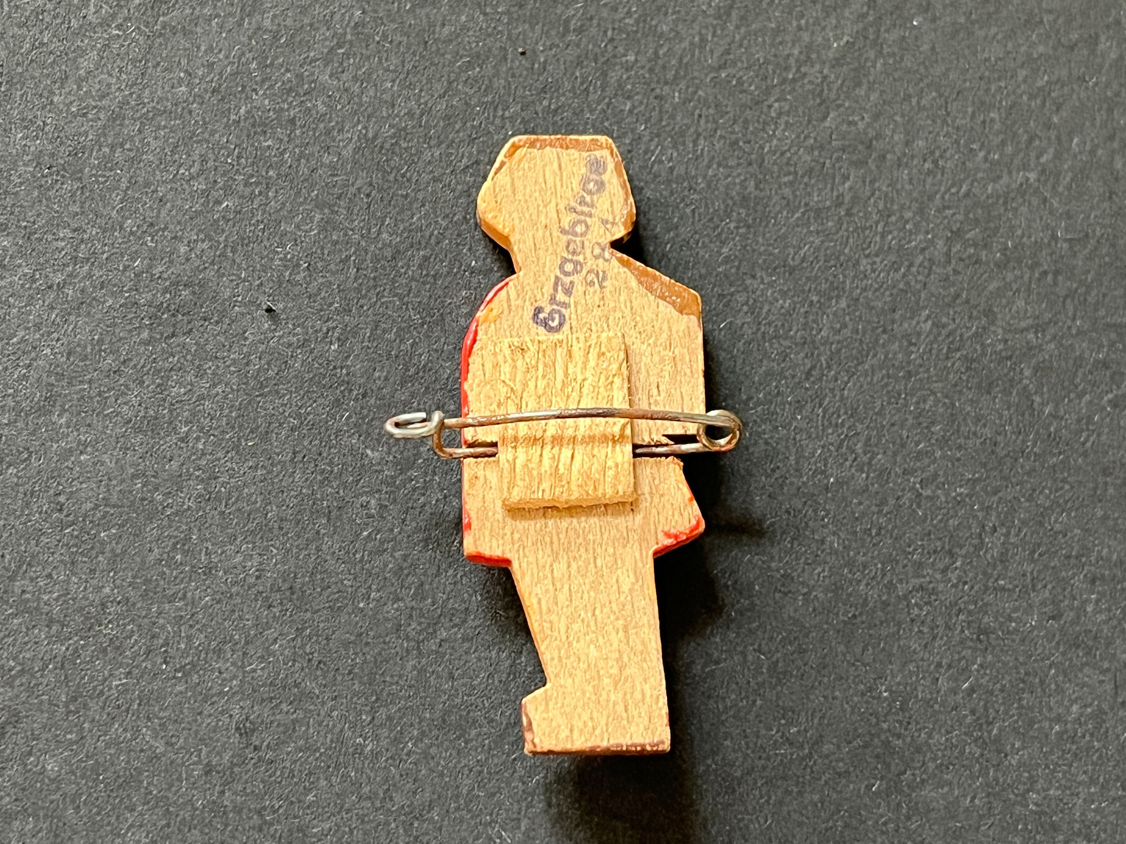 WHW Spendenabzeichen - "Holzfigur - Mädchen mit Tasche" 