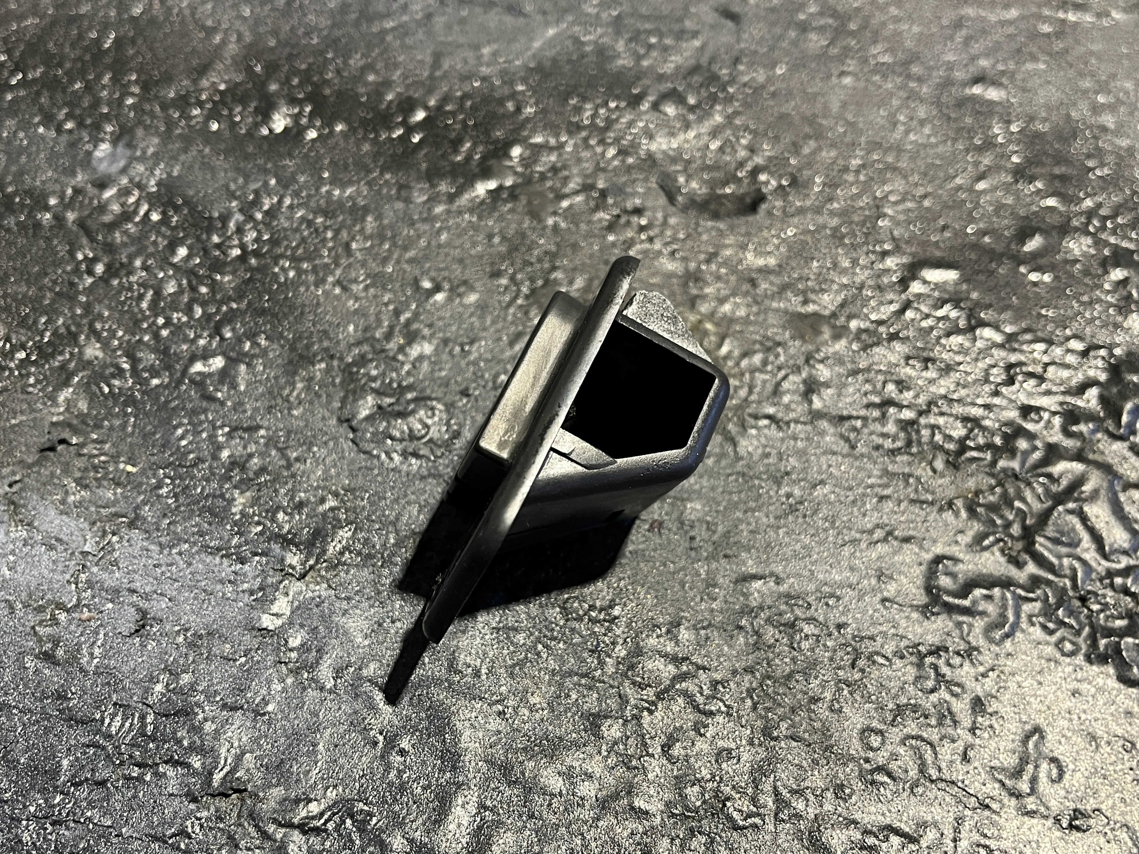 Ford Escort MKIV (1986-1989) Büchse in Motorhaube für Haubenstange