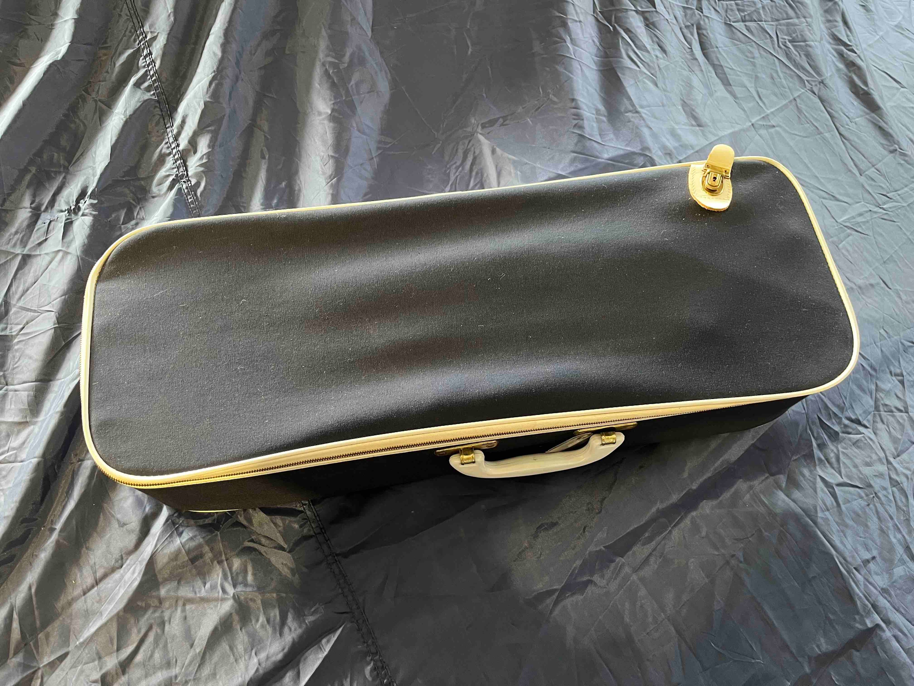 Tennisset bestehend aus Tasche, 3 Schlägern, Balldose und 2 Schonhüllen