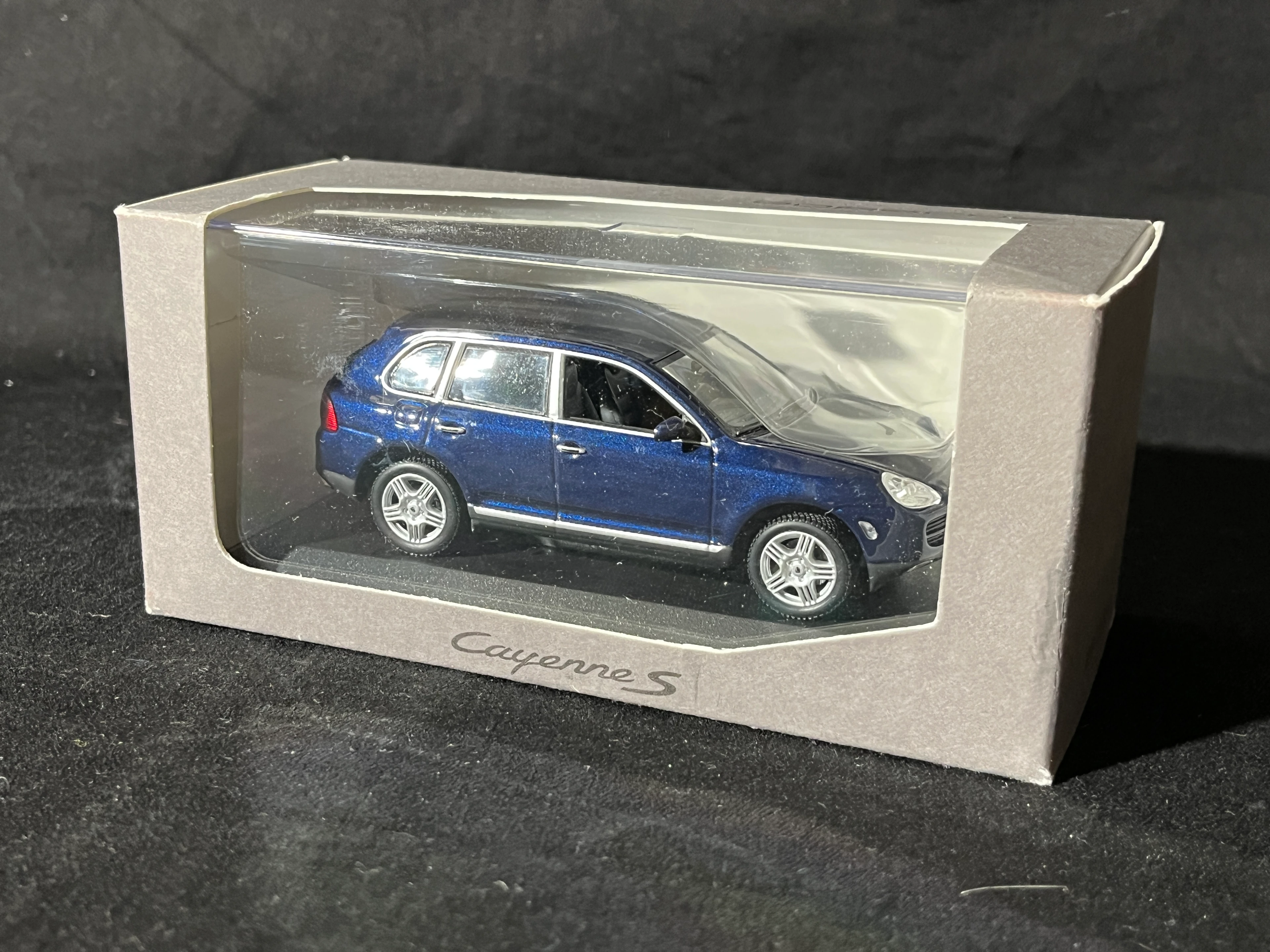 Porsche Cheyenne S Werbemodell der PORSCHE AG 1:43 blau in OVP