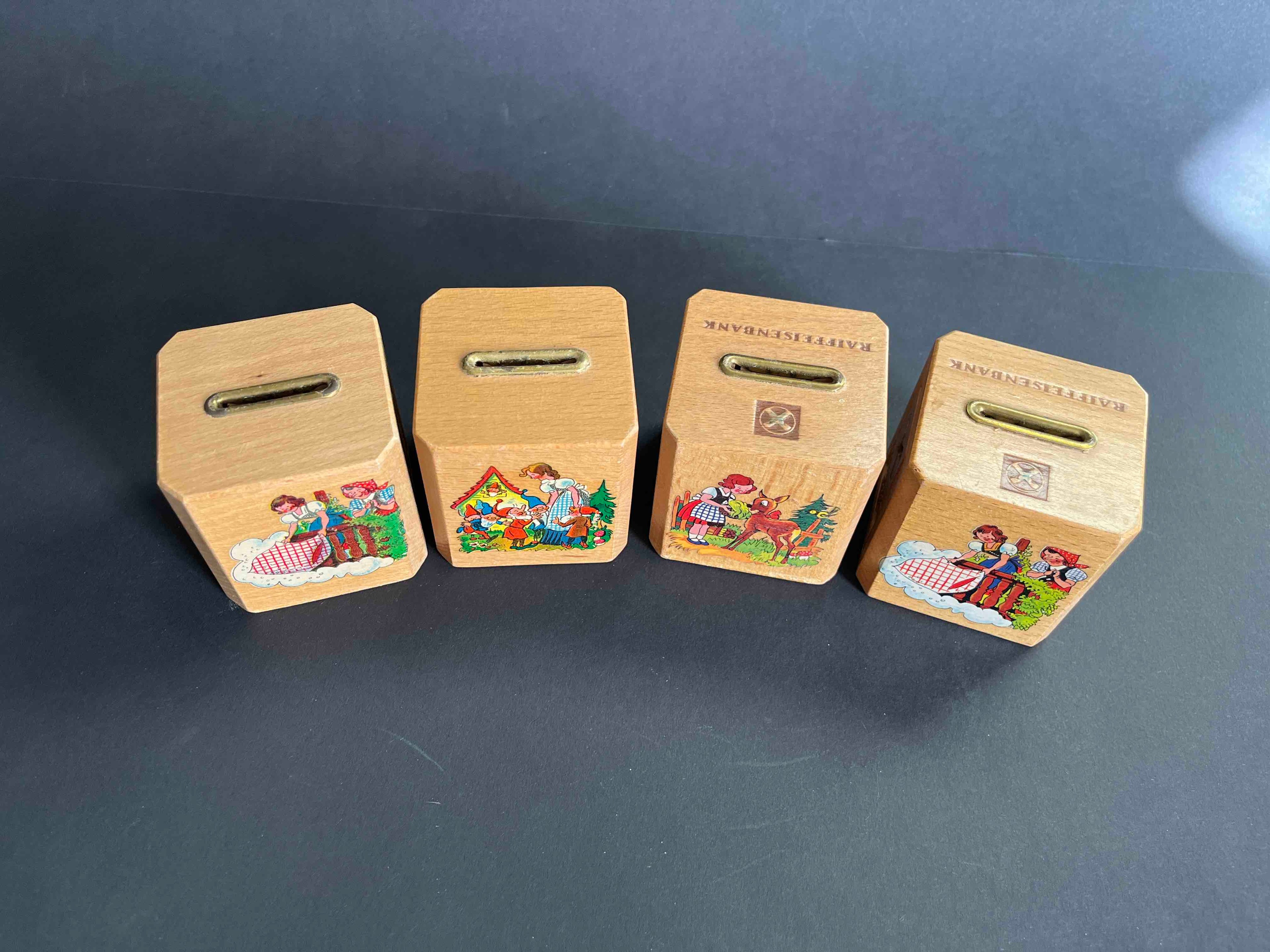 Set aus 4 Spardosen der Raiffeisenbank "Deutsche Märchen" Anfang der 1970er Jahre