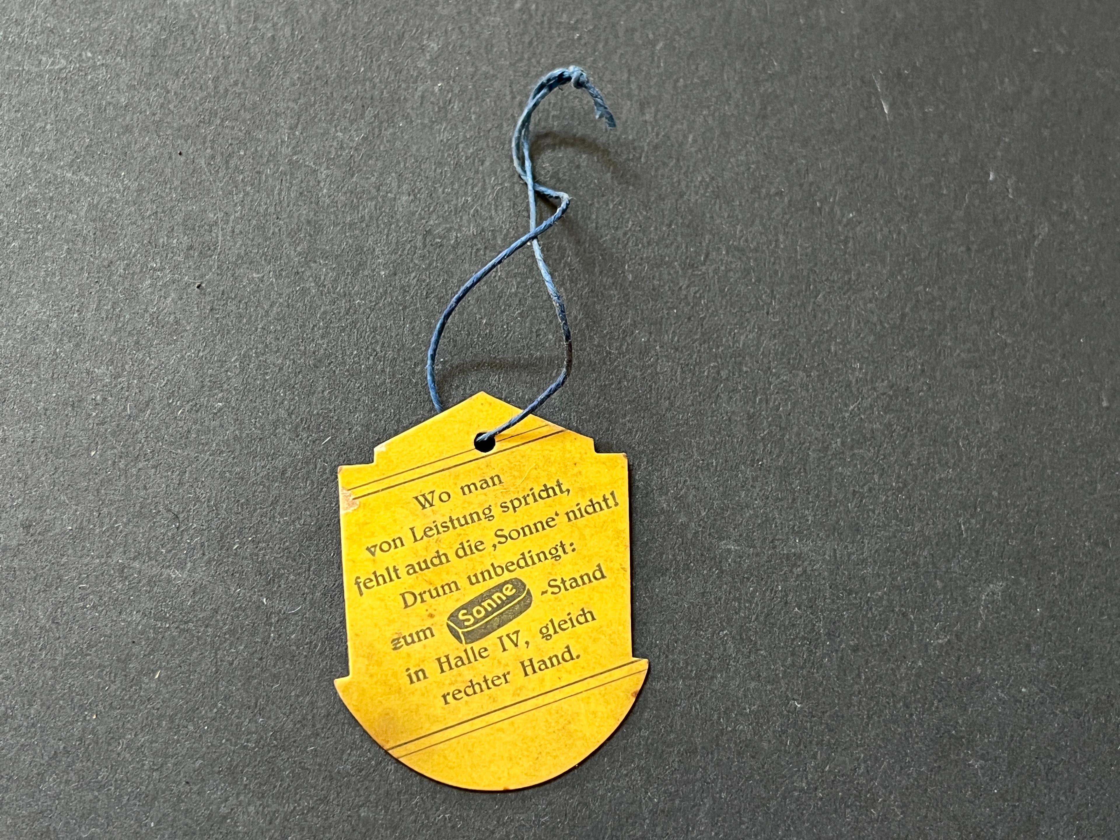 Papieranhänger "Sonne-Brickets" zur Messe