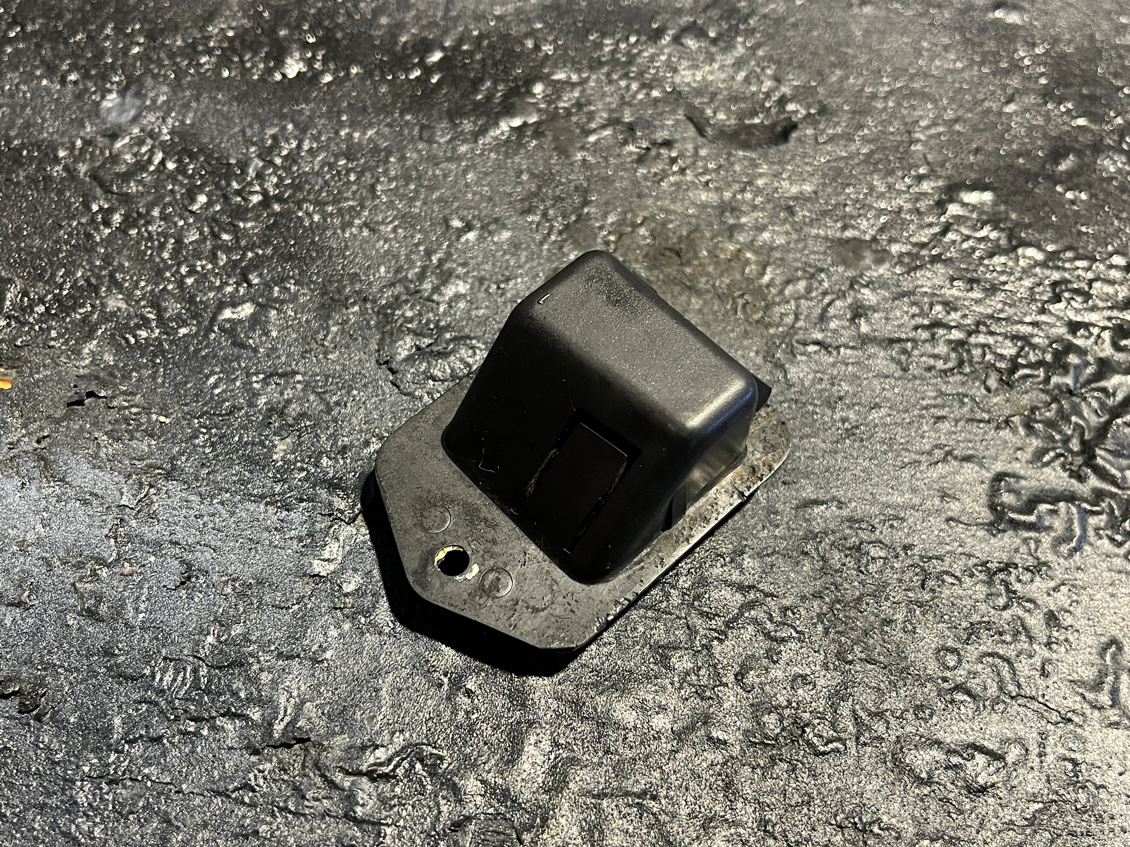 Ford Escort MKIV (1986-1989) Büchse in Motorhaube für Haubenstange