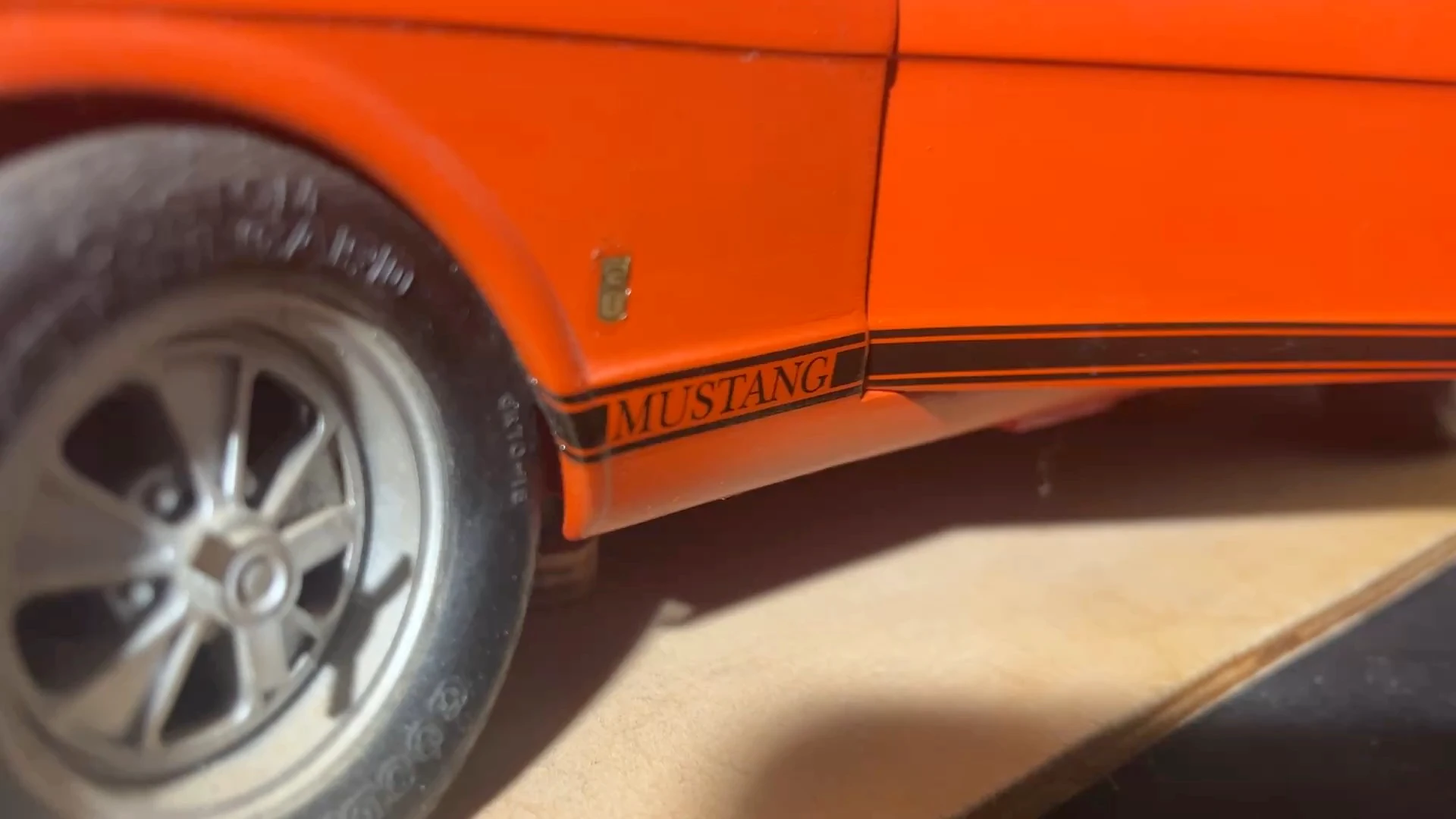 DK003 FORD Mustang REVELL 1:12 orange "Scheunenfund" mit Patina