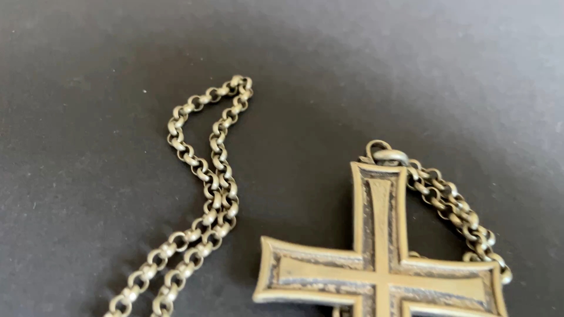 Priesterkreuz an langer Kette