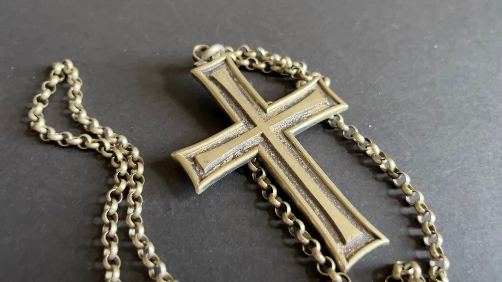 Priesterkreuz an langer Kette