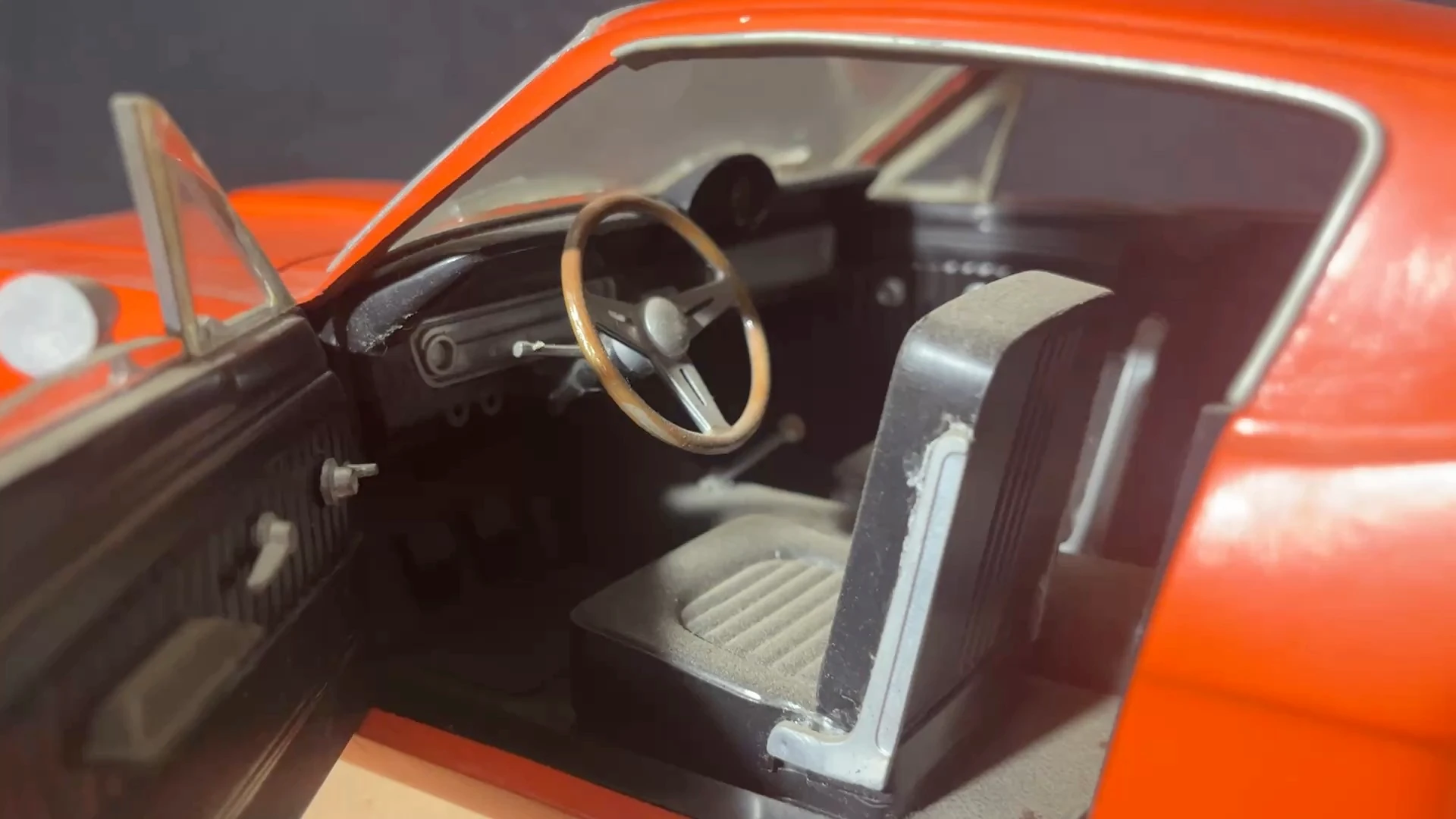 DK003 FORD Mustang REVELL 1:12 orange "Scheunenfund" mit Patina