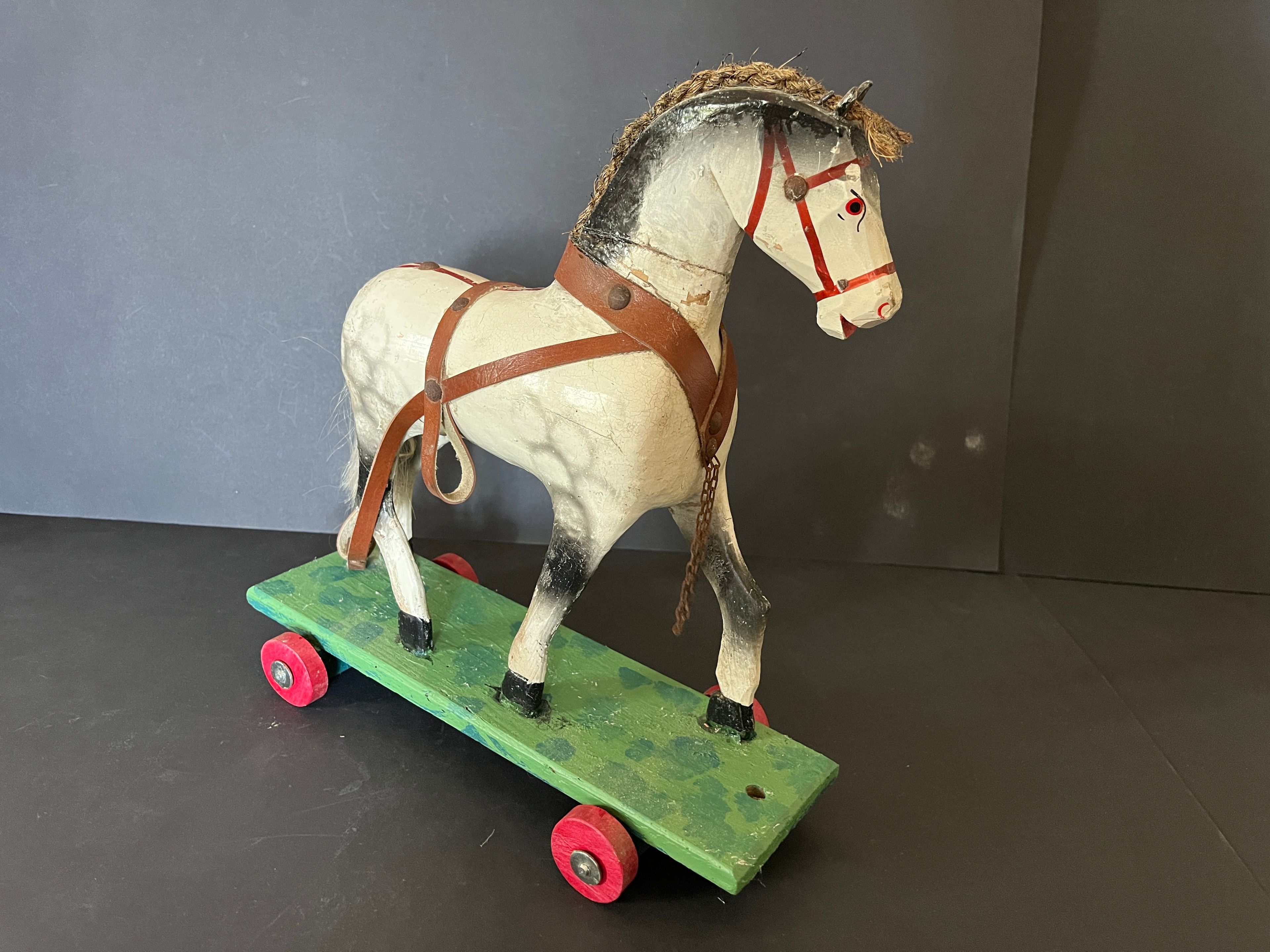 Holzpferd Handarbeit aus Holz und Pappmarsche 1940iger Jahre