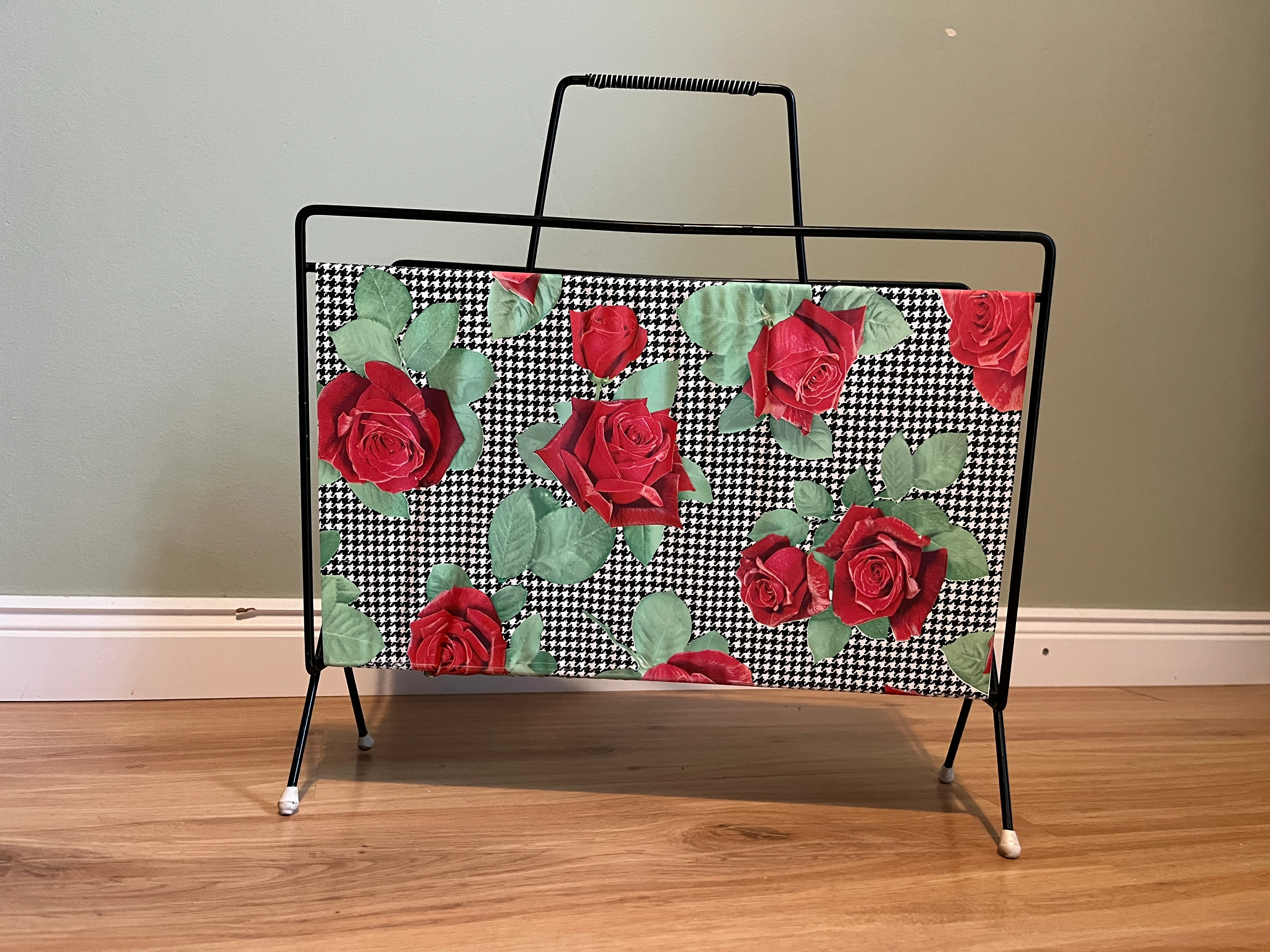 Zeitungsständer mit Rosenmotiv 50er Jahre